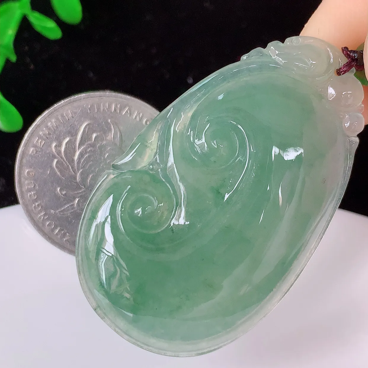 自然光实拍，冰种飘花万事如意翡翠吊坠 ，吉祥如意，莹亮光泽，色泽清爽，寓意好，佩戴上身效果更端庄高贵，#082.2尺寸44.5-27.5*5.5mm