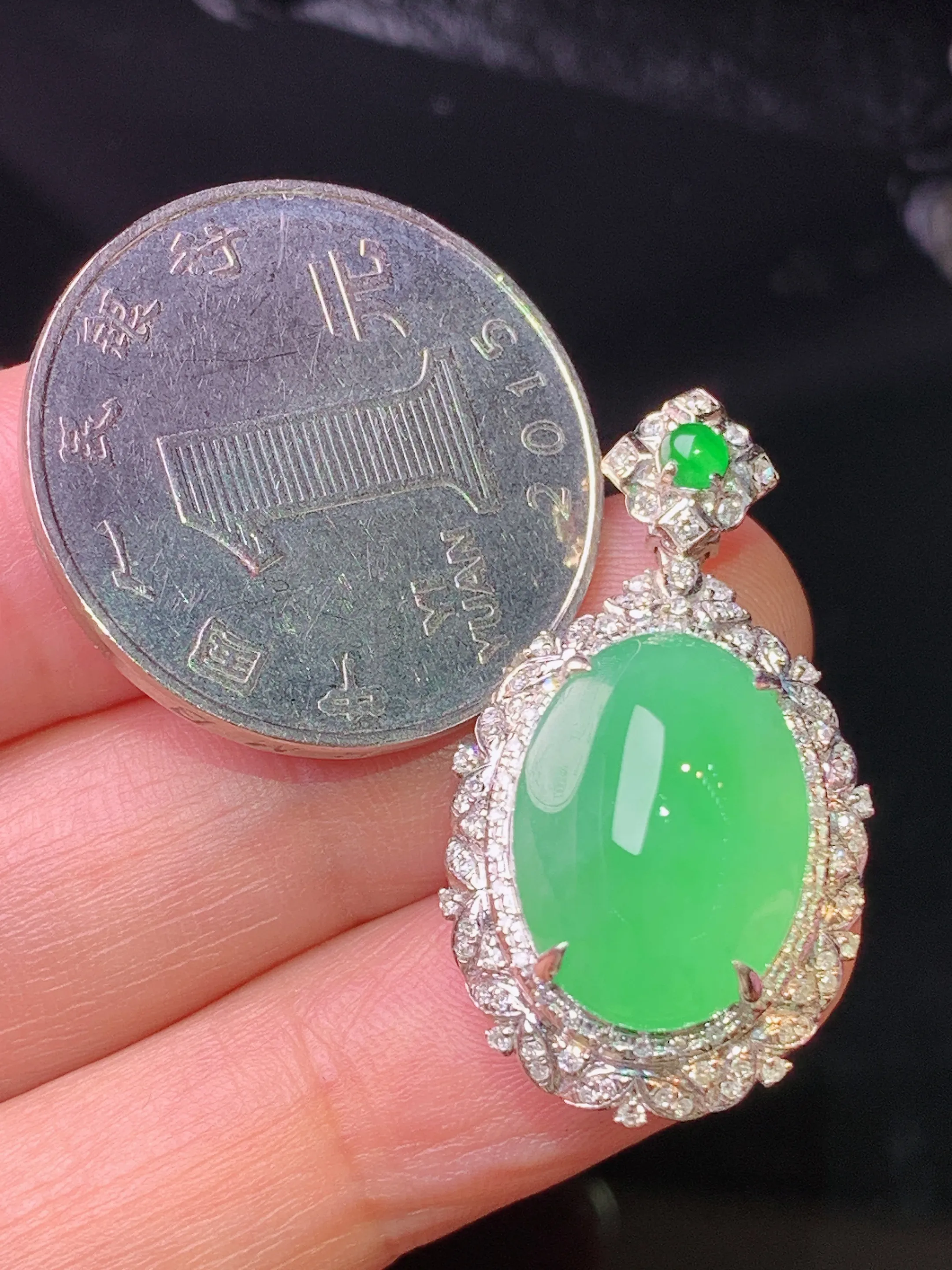 18k金钻镶嵌翠绿蛋面吊坠 玉质细腻 色泽清新艳丽 整体尺寸31*17*11.8