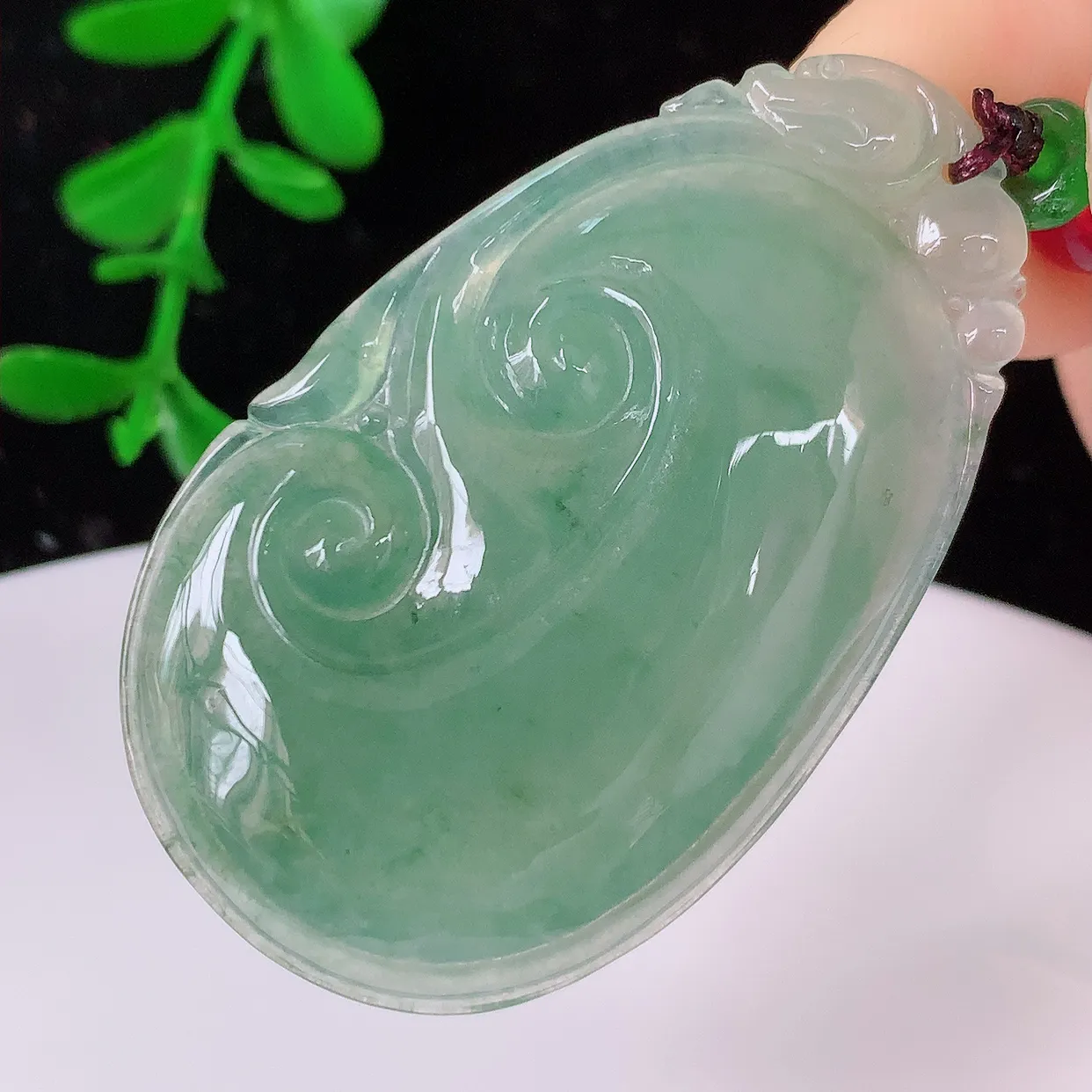 自然光实拍，冰种飘花万事如意翡翠吊坠 ，吉祥如意，莹亮光泽，色泽清爽，寓意好，佩戴上身效果更端庄高贵，#082.2尺寸44.5-27.5*5.5mm