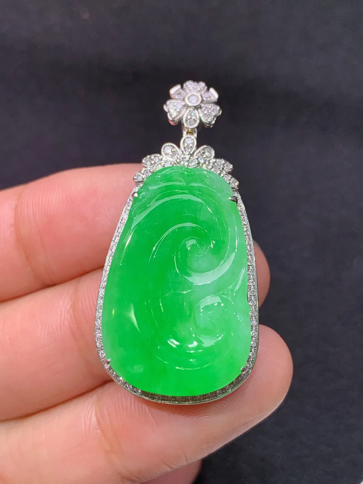 翠绿如意吊坠，18k金镶嵌，色泽鲜阳，冰润细腻，种水足，Xj 尺寸38.4*19*6.5