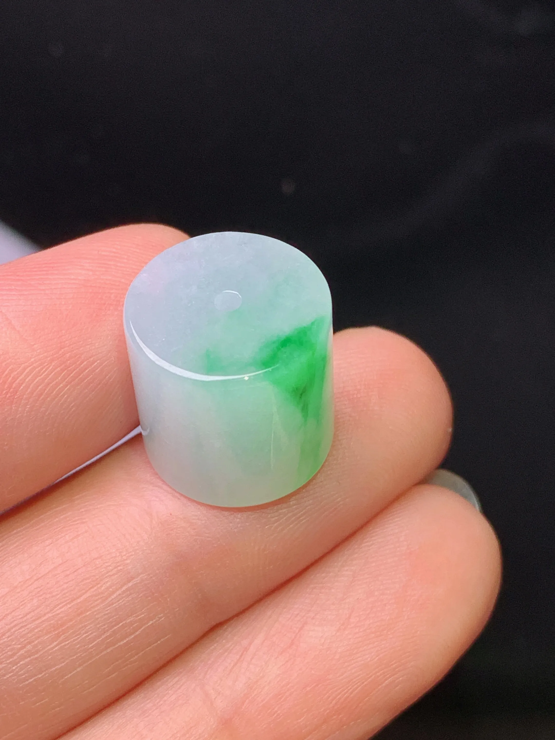 飘绿路路通吊坠 玉质细腻 色泽清新艳丽 整体尺寸13