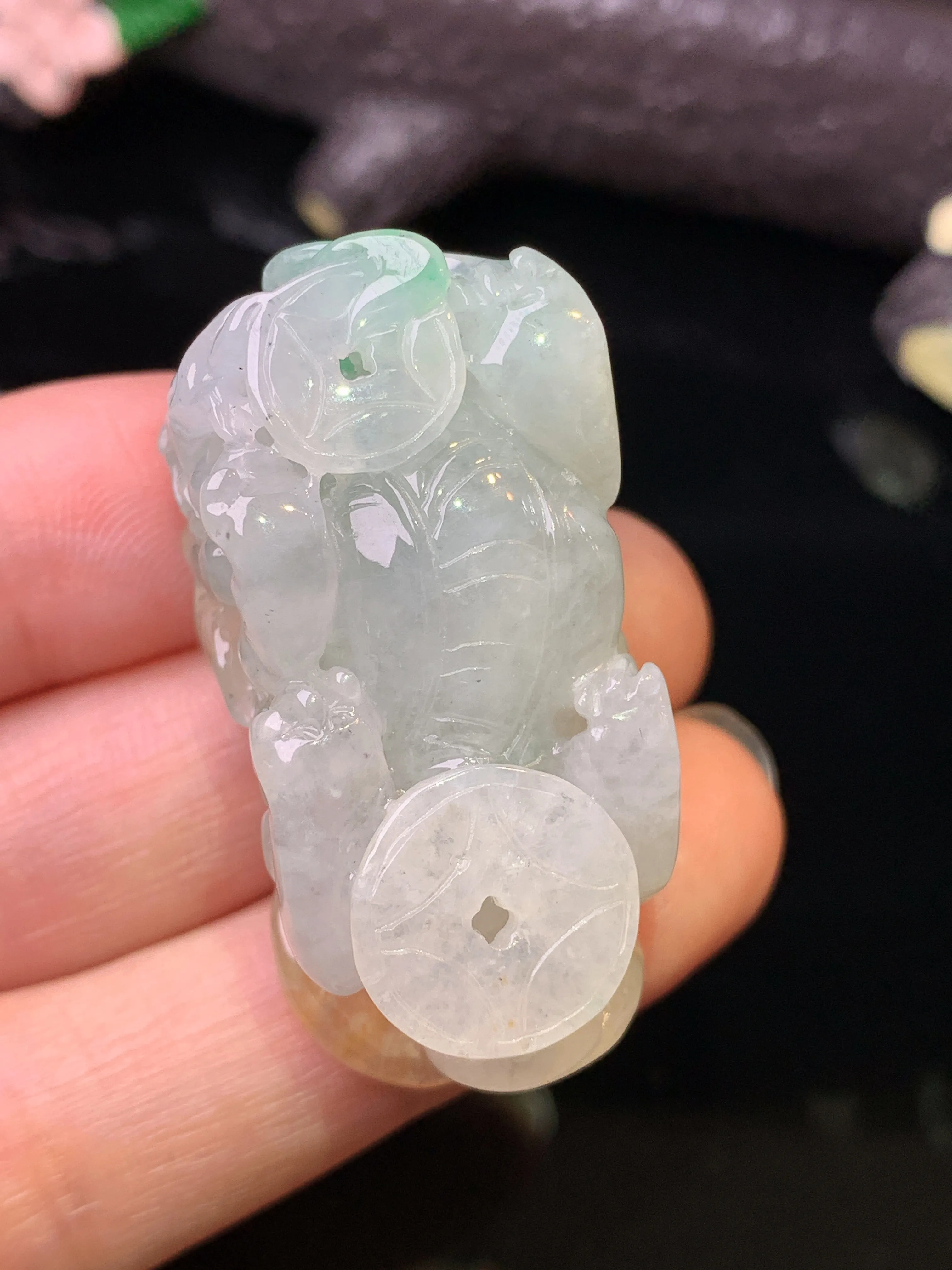 飘黄绿貔貅吊坠 玉质细腻 色泽清新艳丽 整体尺寸38.8*20.3*19.2