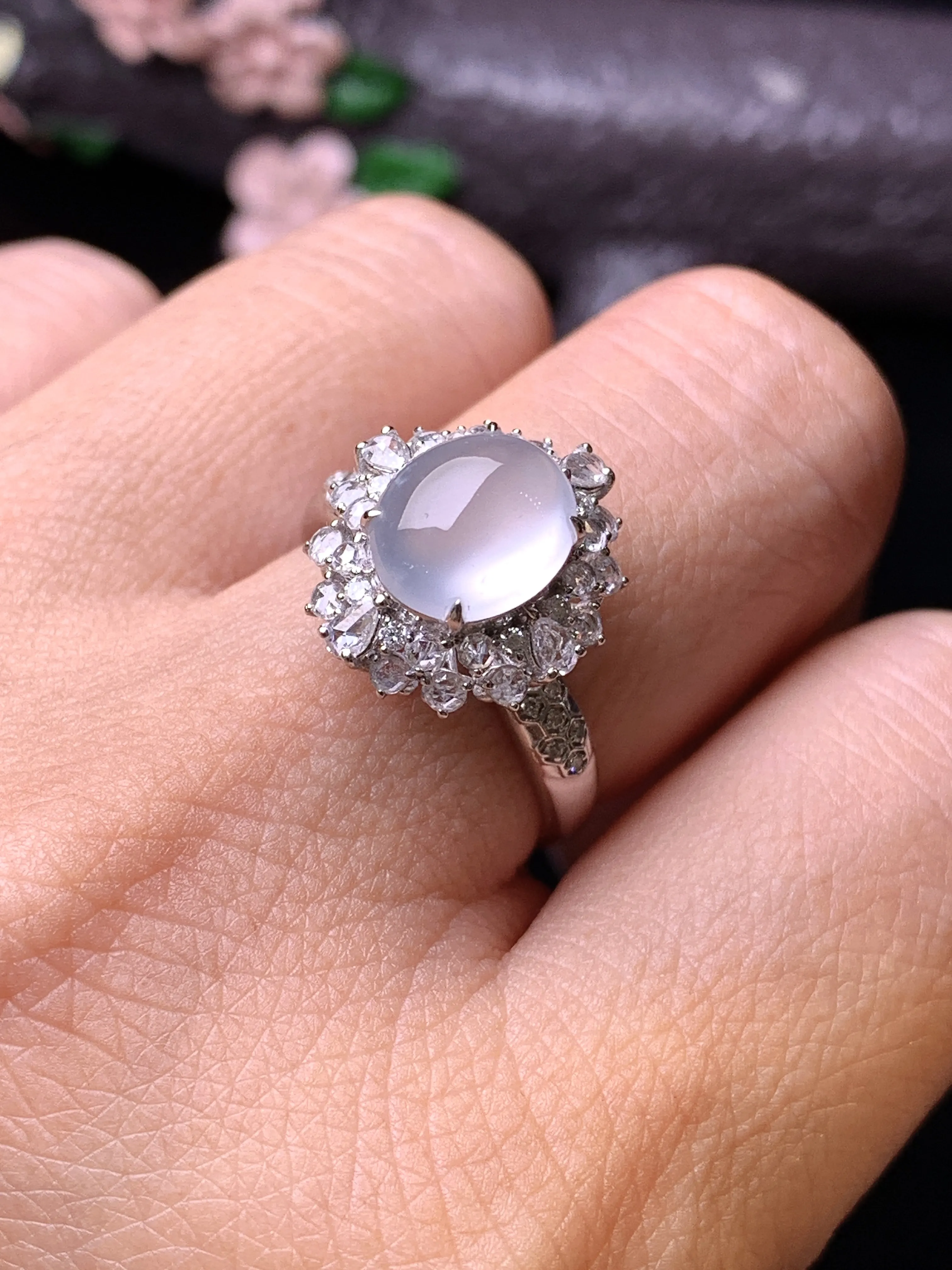 18k金钻镶嵌冰种蛋面戒指 玉质细腻 色泽清新艳丽 圈口14 整体尺寸14.6*13.2*11