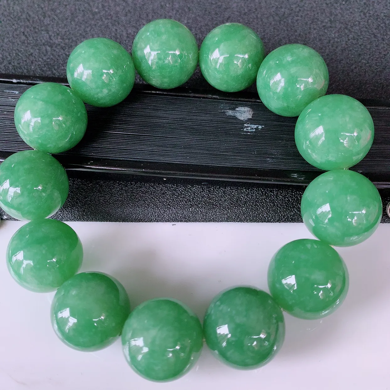 自然光实拍，大颗冰润满绿翡翠手串，圆珠手链，种老水足，冰清玉润  颜色漂亮  #060取一尺寸17.6mm