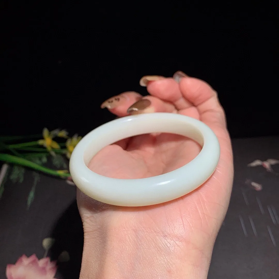 和田玉54圈口青白玉手镯！玉质细腻油润 底色纯净 无裂无杂 脂粉好，品质好！