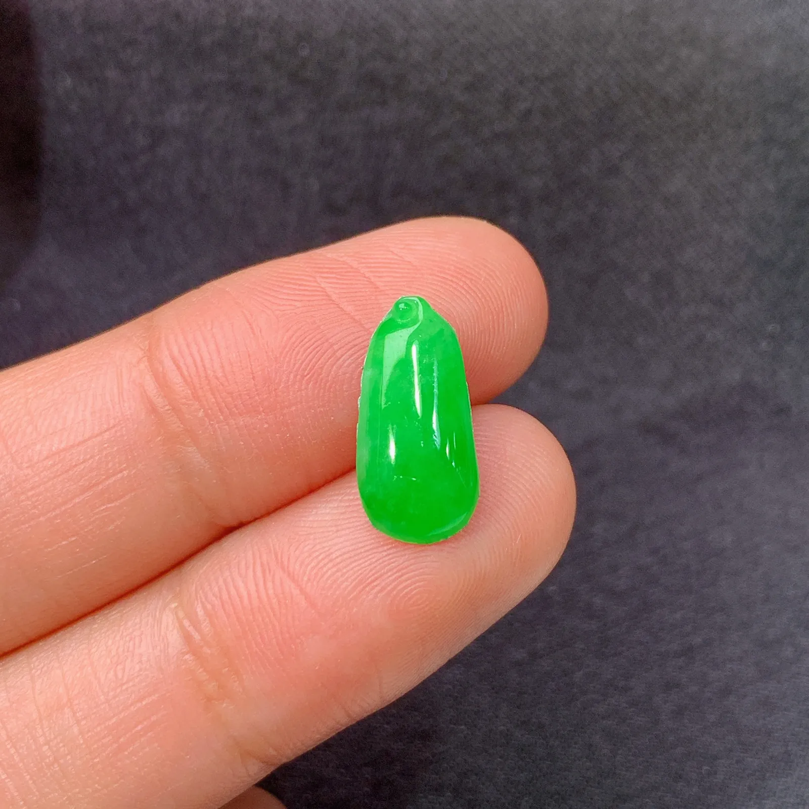 阳绿福瓜，镶嵌佳品，冰润色阳，种水足， 尺寸13.8*6.5*2.5