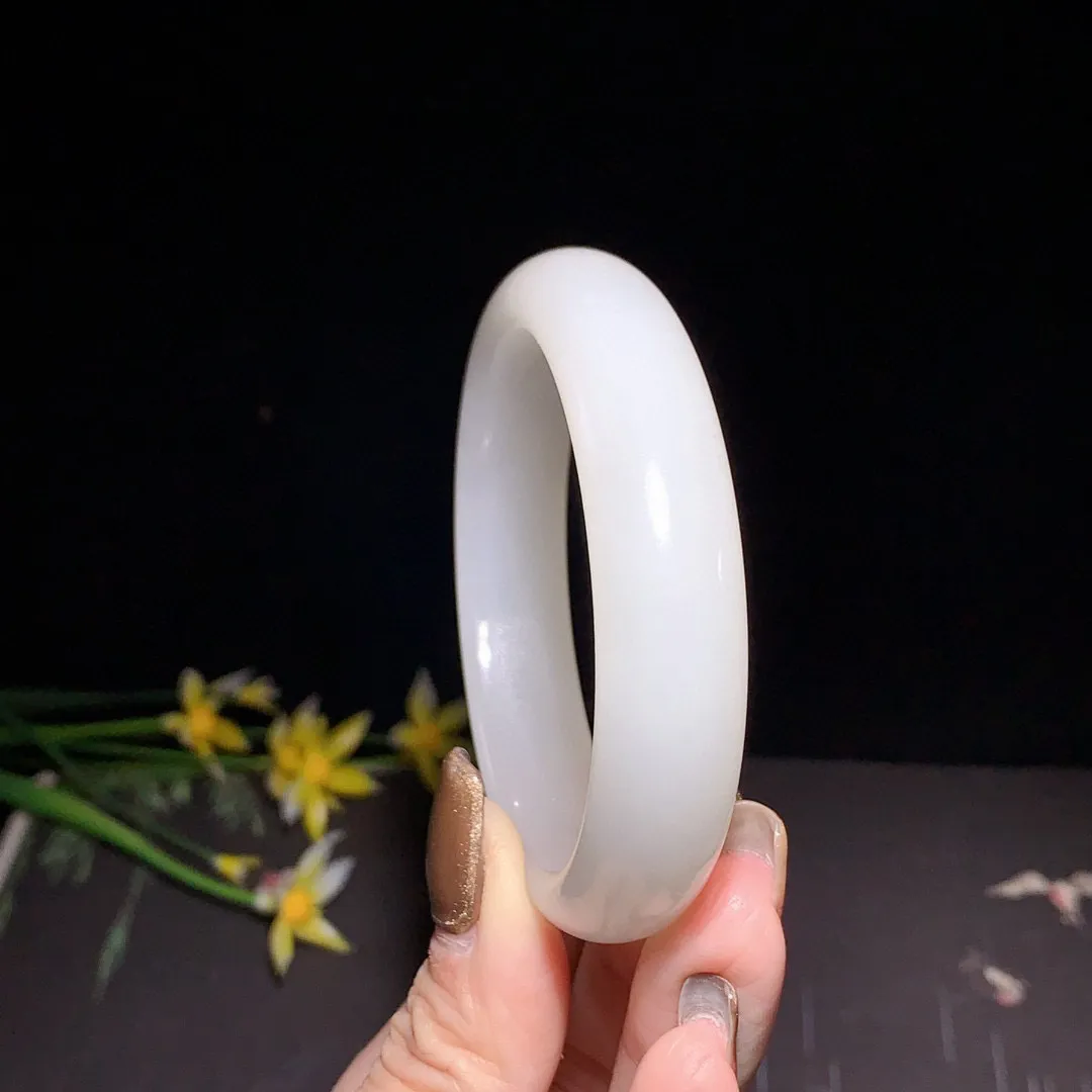 土豪款，和田玉53.5圈口羊脂白宽条手镯！玉质细腻油润 底色纯净 无裂无杂 脂粉好，品质高