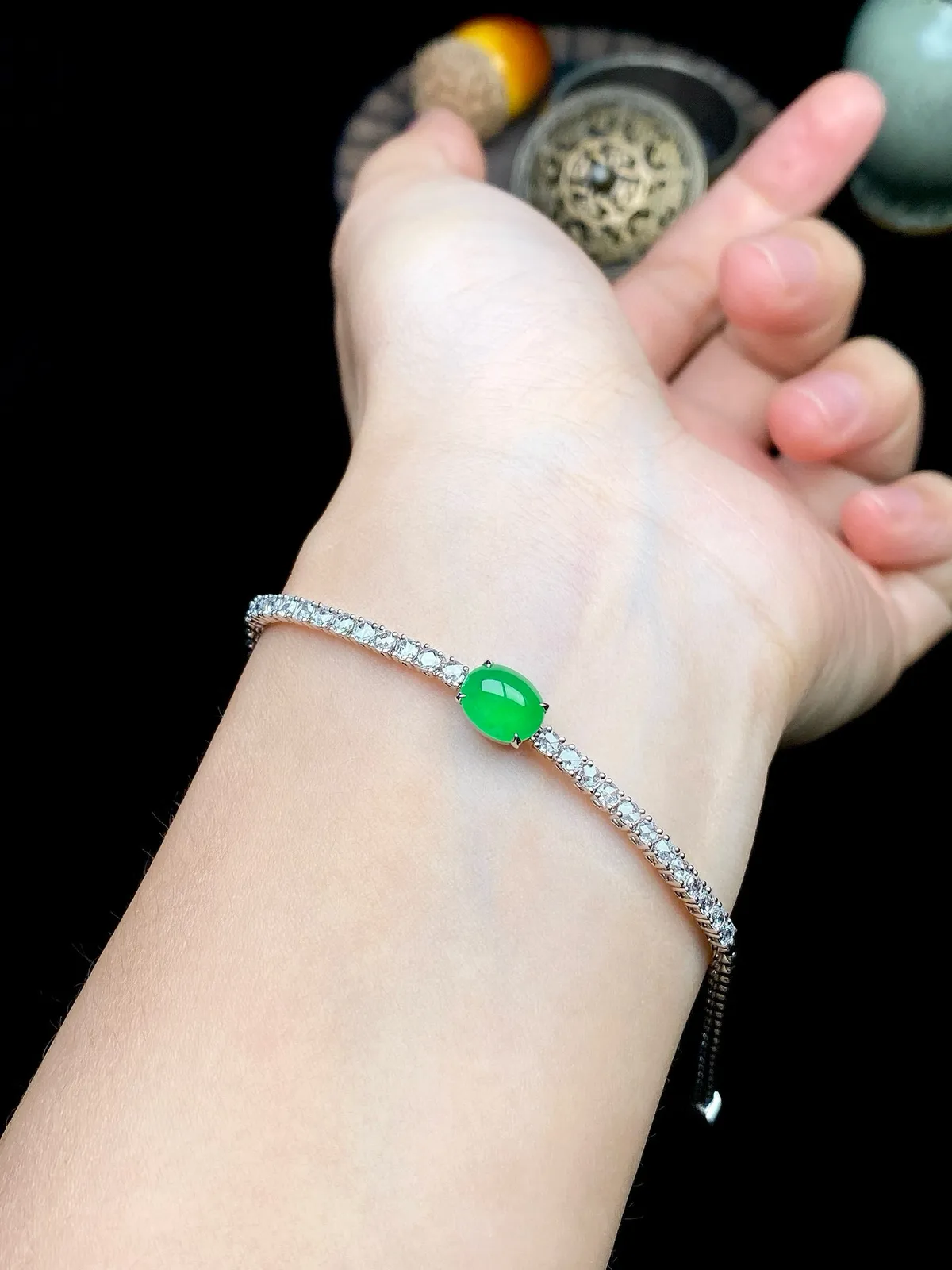 【冰种满绿蛋面手链】质地细腻，饱满圆润，光泽闪耀，流行款，18K金搭配，裸石尺寸8*6.3*3.1毫米，总长180