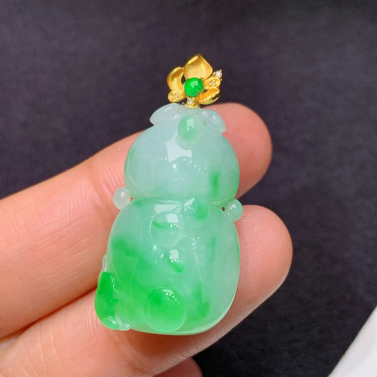 飘绿葫芦吊坠，18k金镶嵌，冰润色阳，玉质细腻，种水足，Xz 尺寸32.7*15.5*10.1