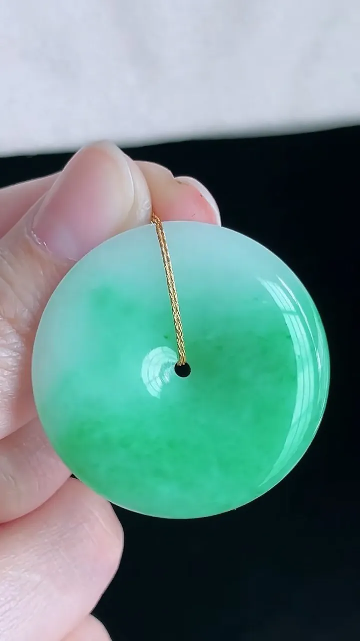 【翡翠名称】老坑种飘绿大平安扣翡翠吊坠
【翡翠尺寸】直径厚度33/5.7mm
【翡翠描述】宝贝种老水足，玉质细腻，色泽靓丽，性价比高，佩戴效果好！
【其它赠送】权威证书/精美挂绳盒子/支持全国复检
