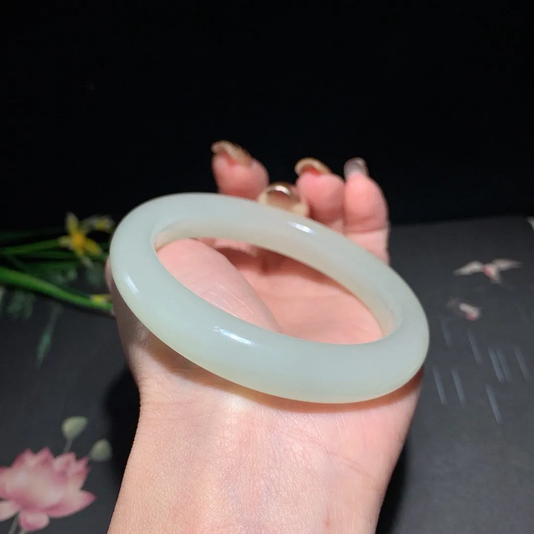 和田玉57.5圈口冰青白手镯！高冰晴水，玉质细腻油润 底色纯净 无裂无杂 脂粉好，品质好！