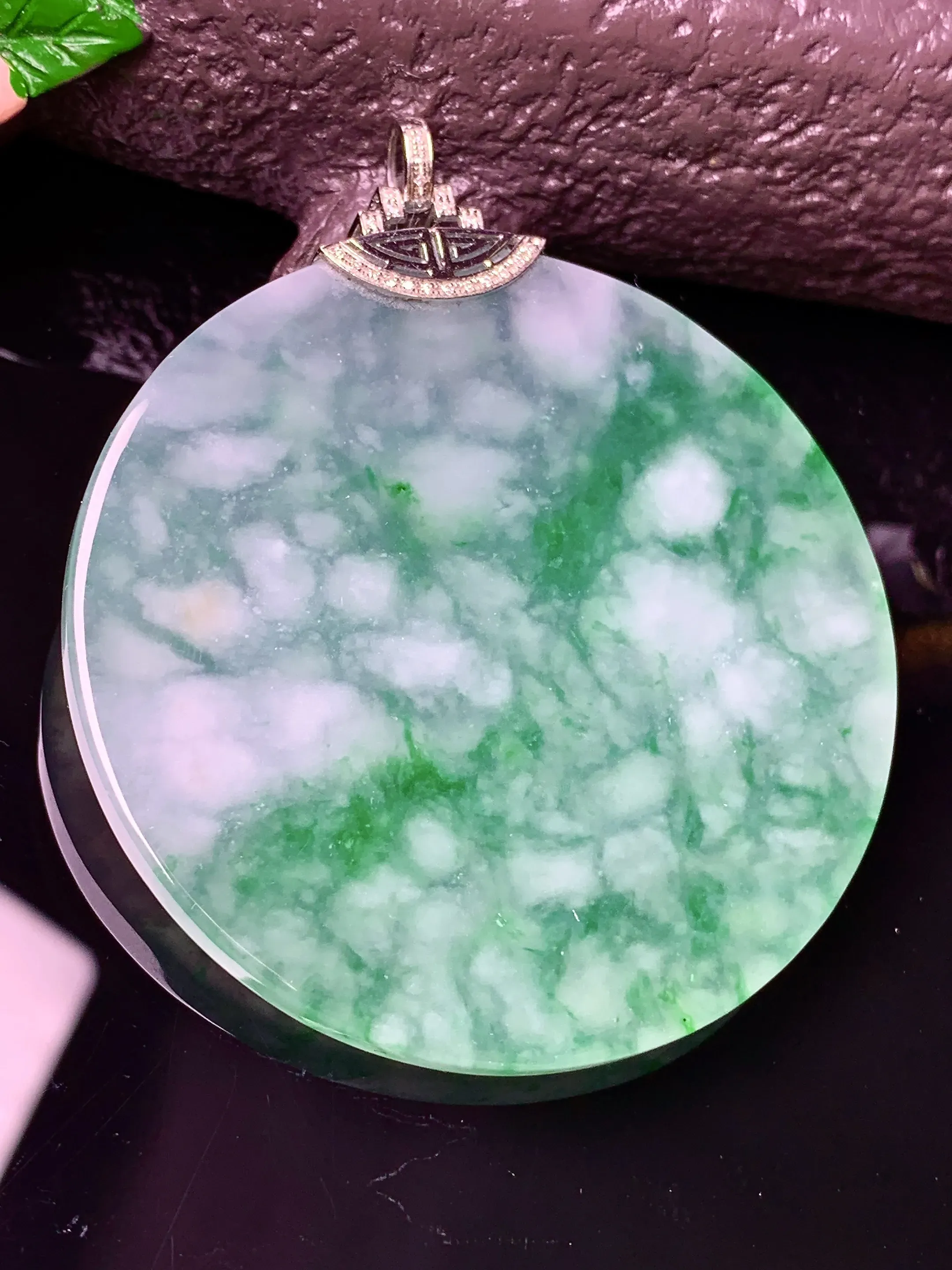 18k金镶嵌飘绿圆牌吊坠 玉质细腻 色泽清新艳丽 整体尺寸57*48.7*3.6