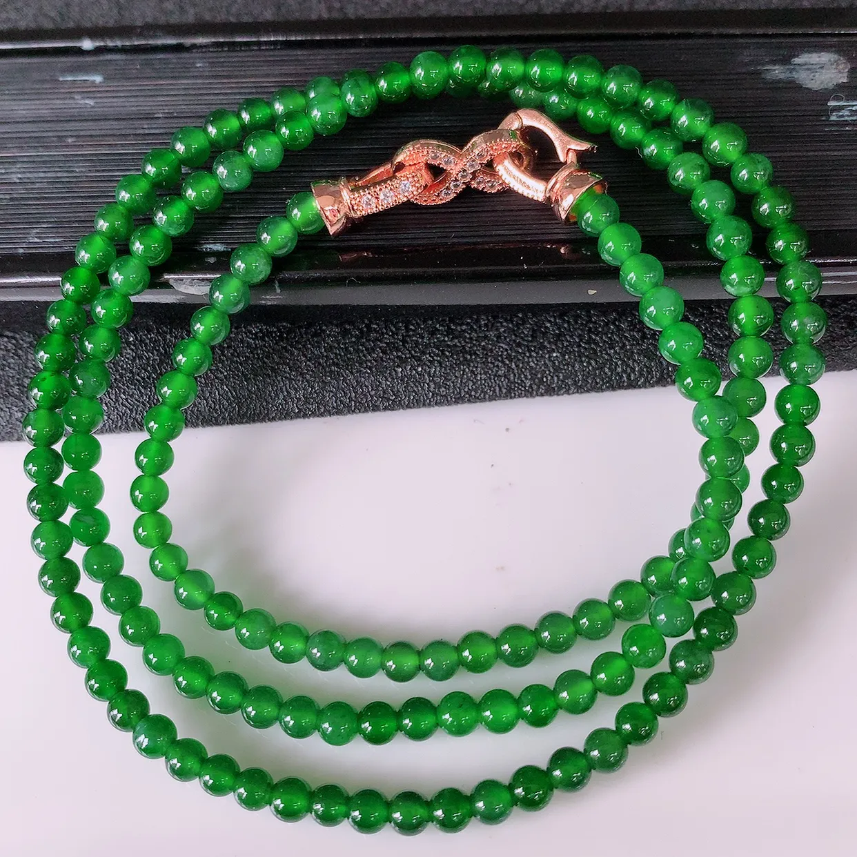 自然光实拍，冰种满绿翡翠珠链，颜色丰富，料子细腻，高档大气，自戴送礼佳品！#001.1取一尺寸3.9mm