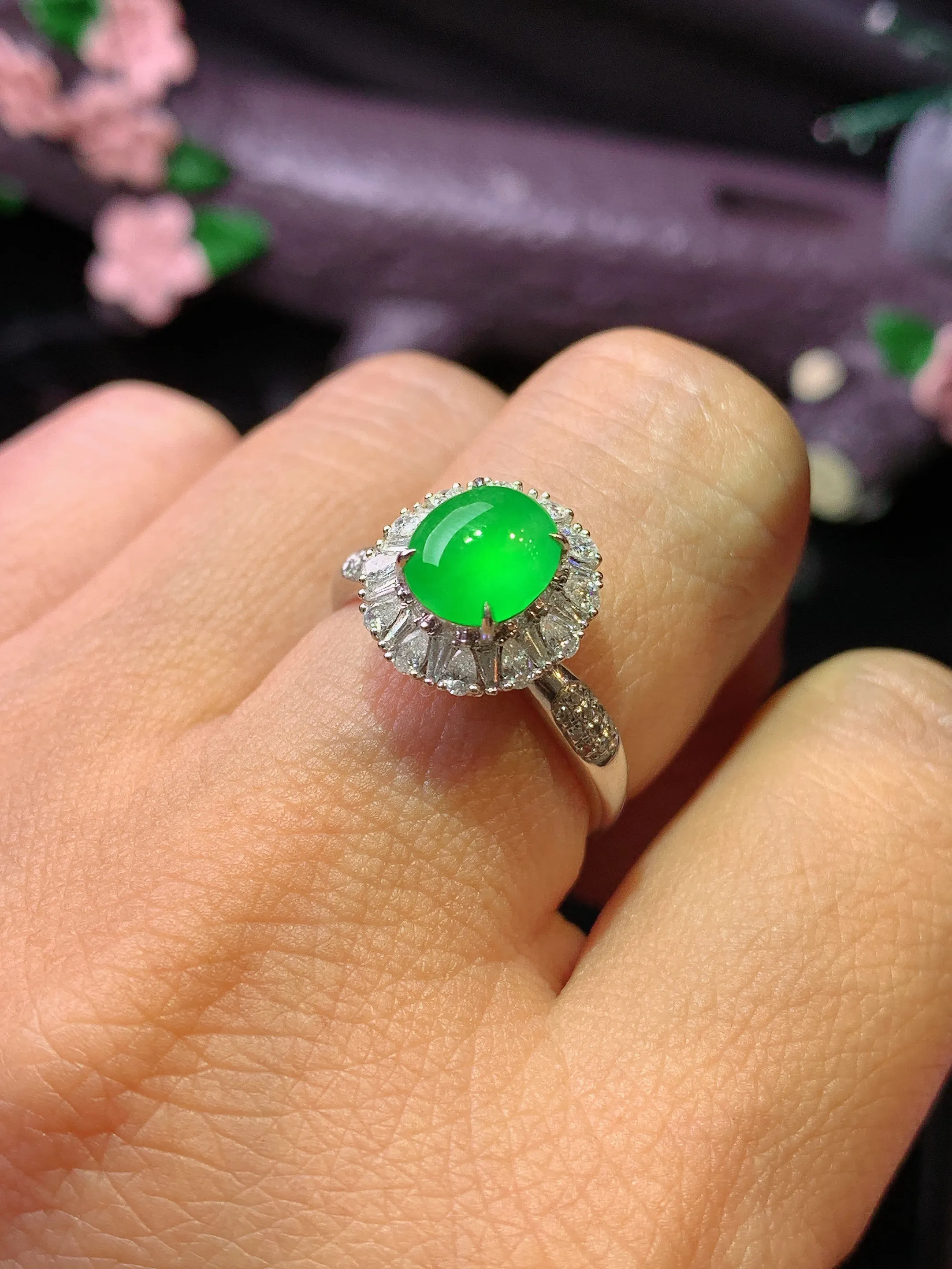 18k金钻镶嵌满绿蛋面戒指 玉质细腻 色泽清新艳丽 圈口14 整体尺寸12*11*9