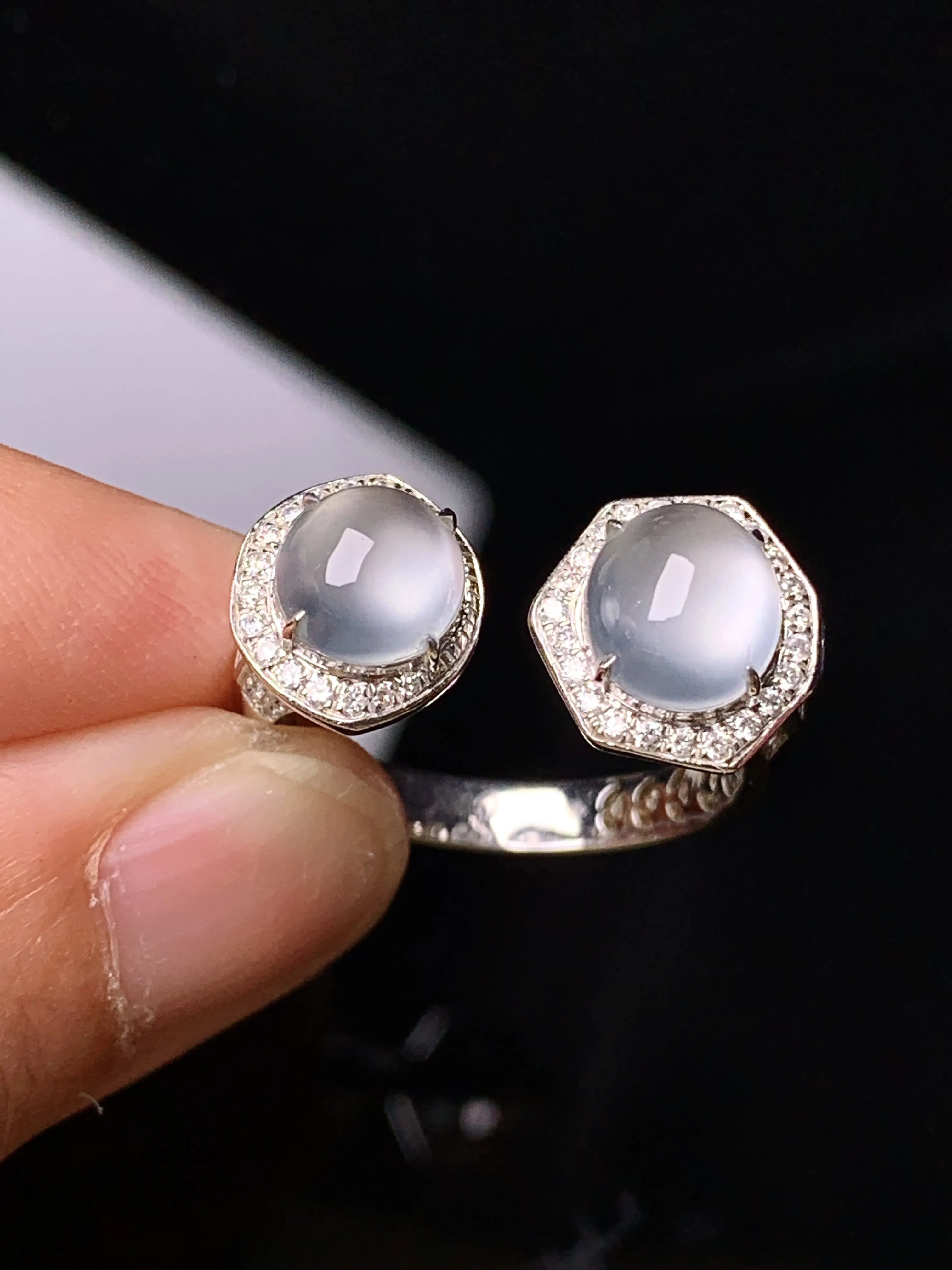 18k金钻镶嵌冰种蛋面戒指 玉质细腻 色泽清新艳丽 圈口14 裸石尺寸7.7*6.6*3.8