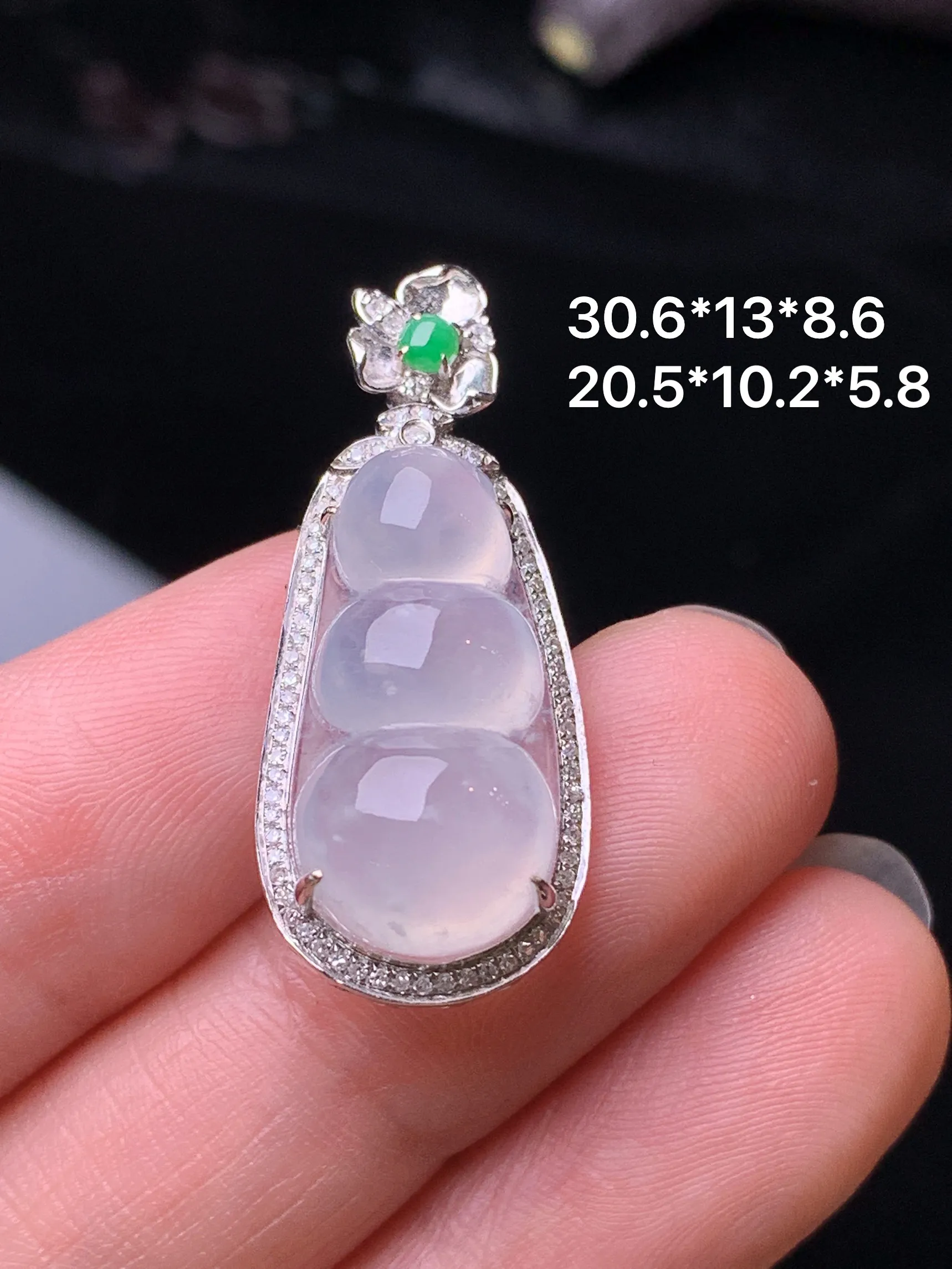 18k金钻镶嵌冰种四季豆吊坠 玉质细腻 色泽清新艳丽 整体尺寸30.6*13*8.6