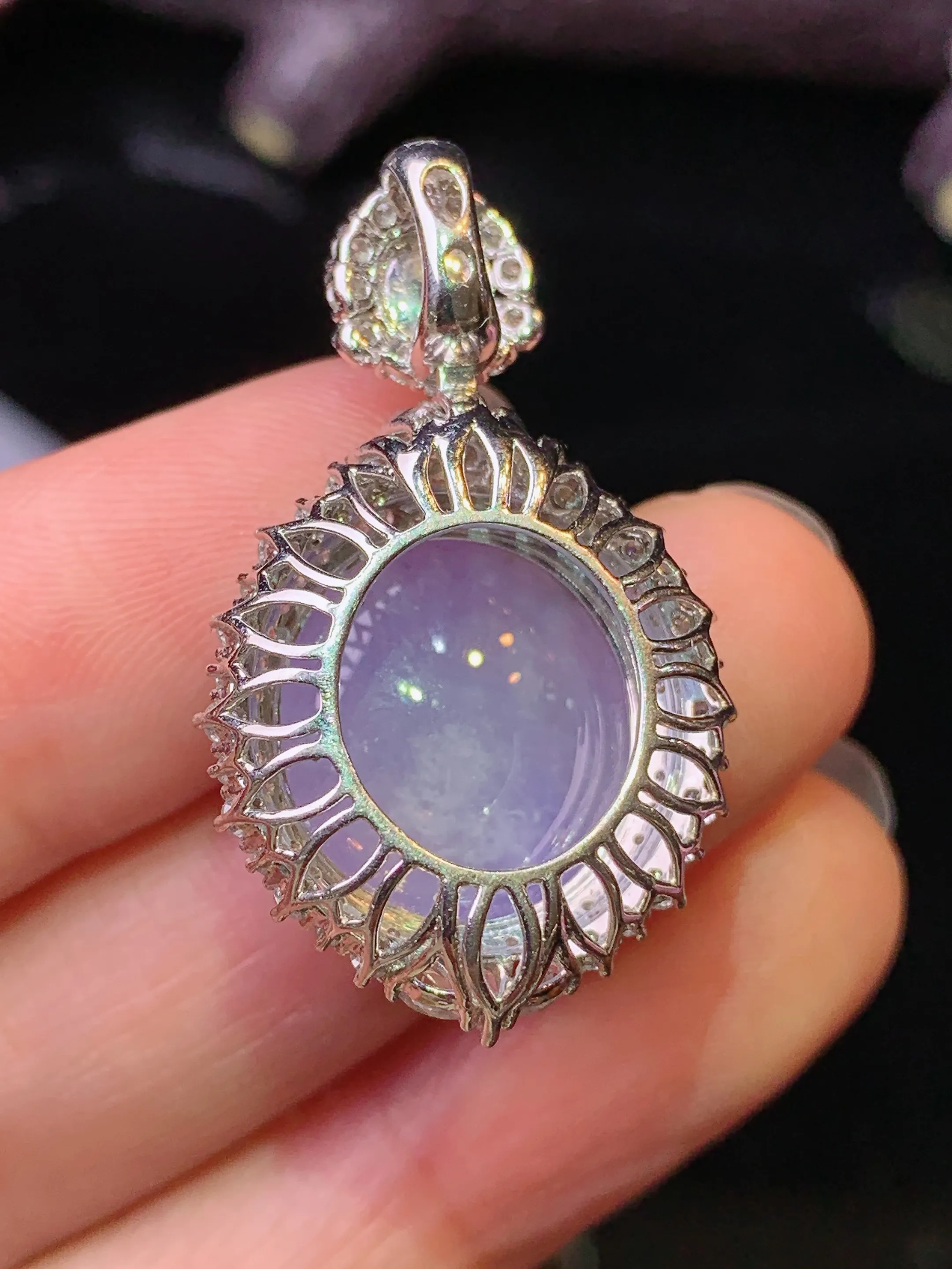 18k金钻镶嵌紫罗兰蛋面吊坠 玉质细腻  色泽清新艳丽 整体尺寸33*19.5*12.5