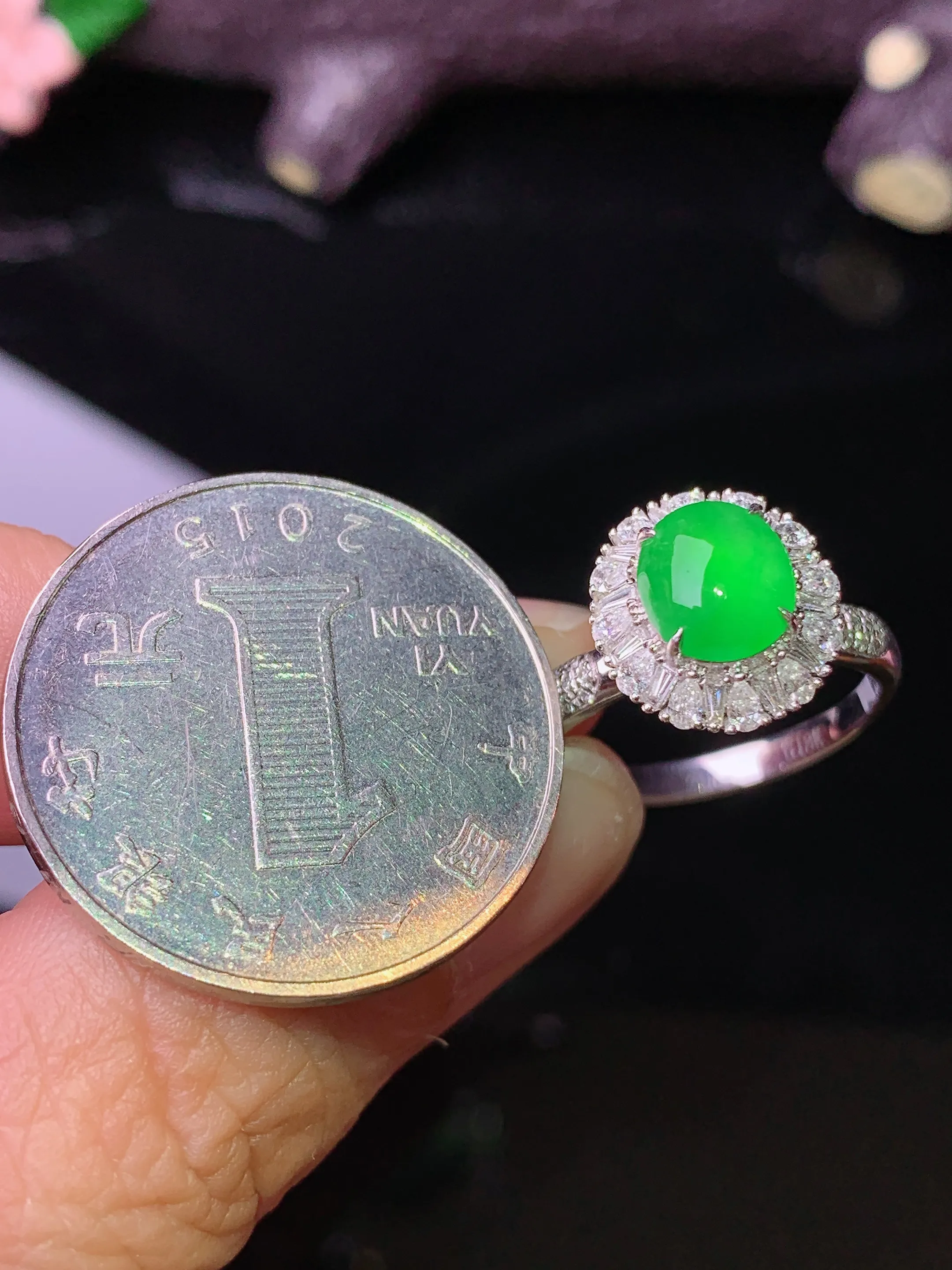 18k金钻镶嵌满绿蛋面戒指 玉质细腻 色泽清新艳丽 圈口14 整体尺寸12*11*9