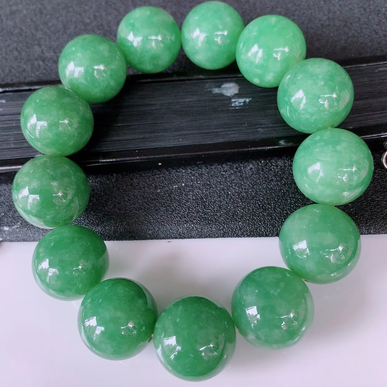 自然光实拍，大颗冰润满绿翡翠手串，圆珠手链，种老水足，冰清玉润  颜色漂亮  #060取一尺寸17.6mm