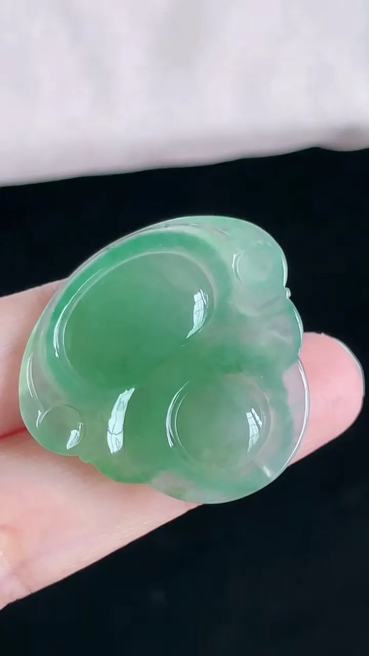 【翡翠名称】老坑种冰满绿佛公翡翠吊坠
【翡翠尺寸】30/32.4/5.5mm
【翡翠描述】宝贝种老水足，玉质细腻，色泽靓丽，性价比高，佩戴效果好！
【其它赠送】权威证书/精美挂绳盒子/支持全国复检