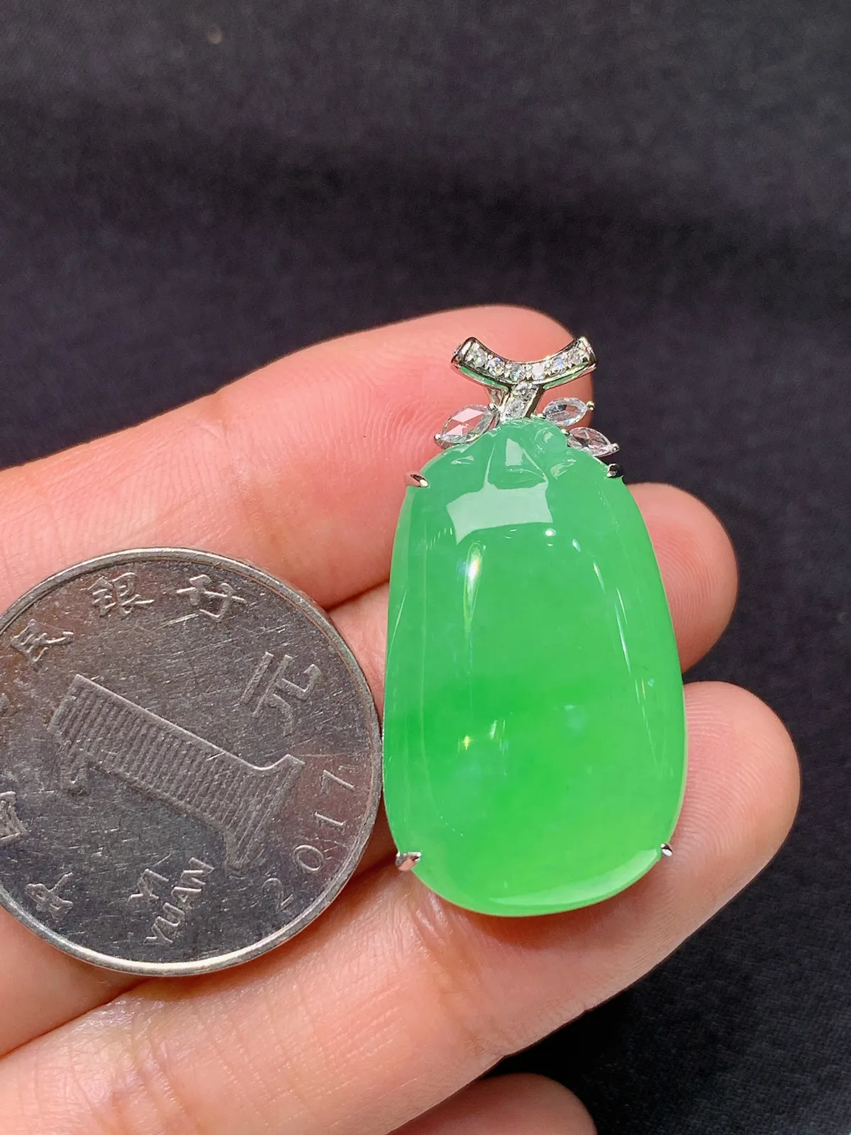 翠绿福瓜吊坠，18k金镶嵌，色泽鲜阳，冰润细腻，种水足，Xj 尺寸31.4*16.5*9.1