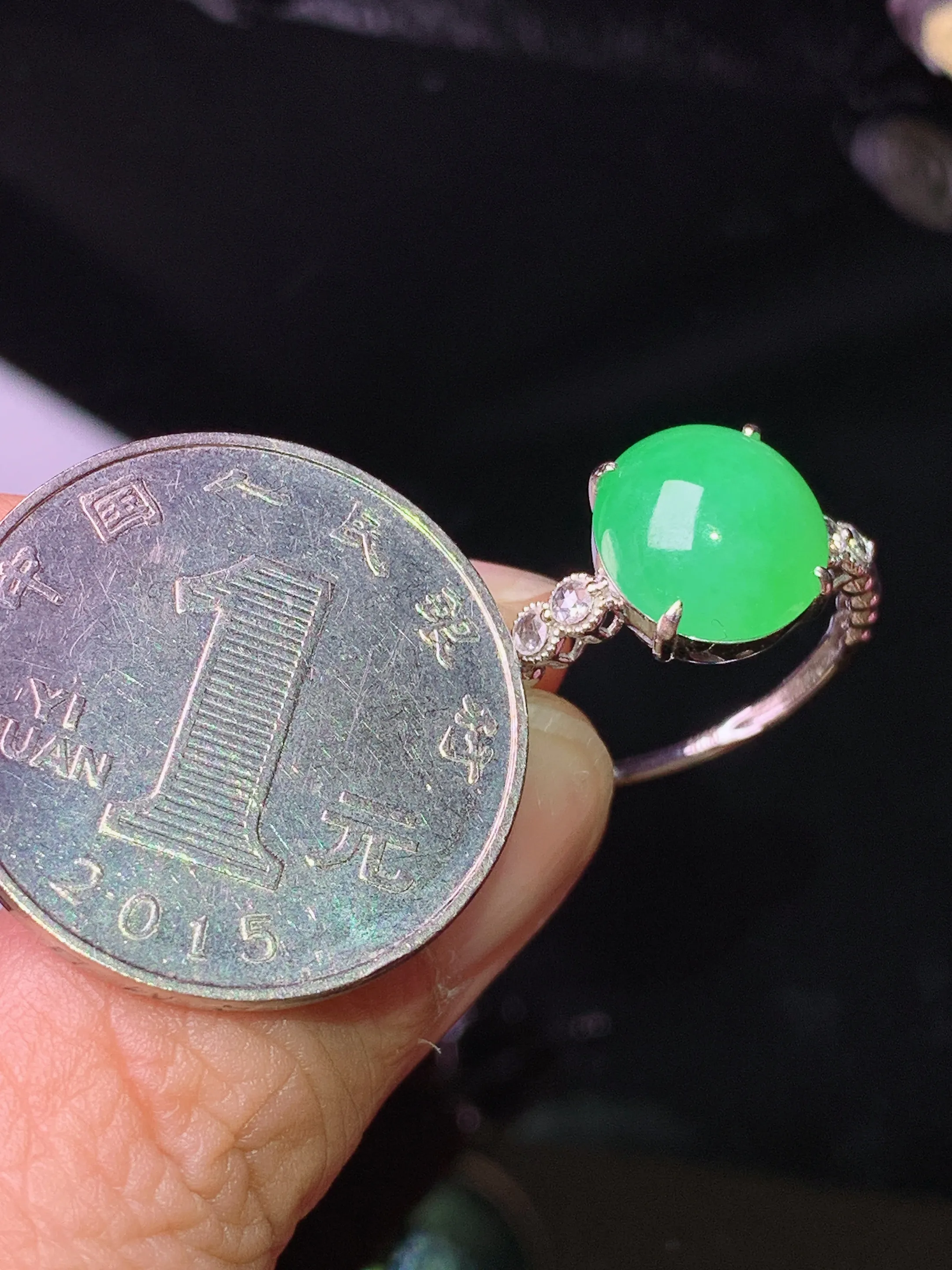18k金钻镶嵌翠绿蛋面戒指 玉质细腻 色泽清新艳丽 圈口13 裸石尺寸10.6*9.7*4.8