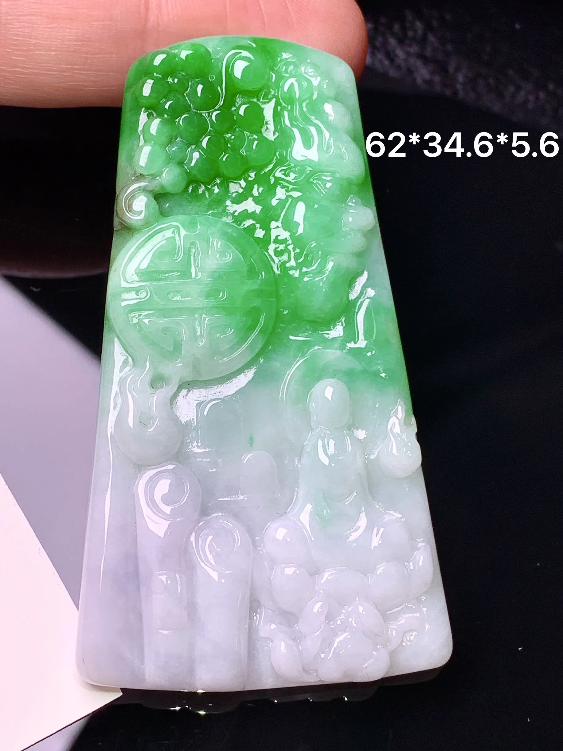 飘绿无相观音菩萨吊坠 玉质细腻 色泽清新艳丽 整体尺寸62*34.6*5.6