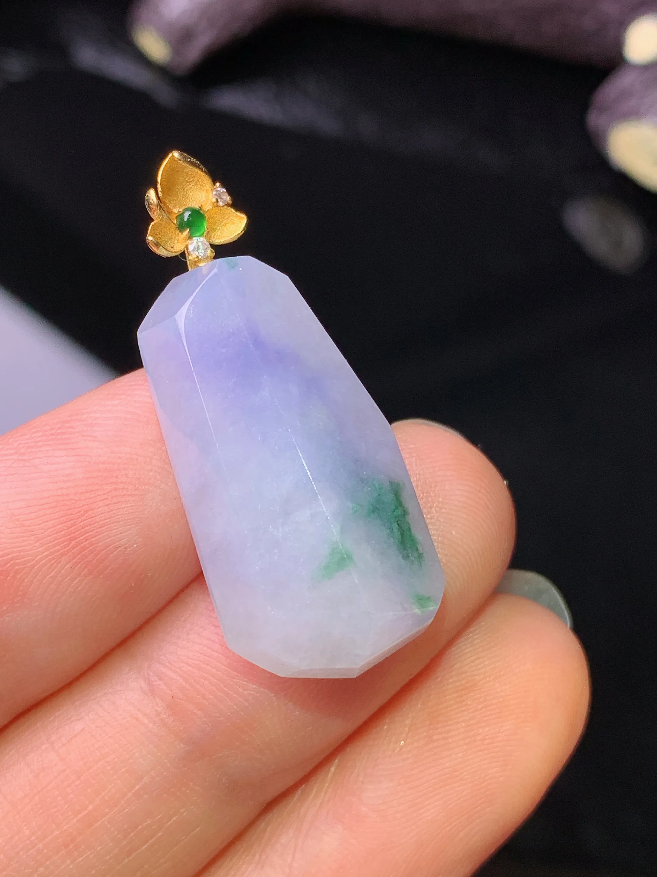 18k金镶嵌飘绿紫罗兰随形吊坠 玉质细腻 色泽清新艳丽 整体尺寸31.8*13*7.6