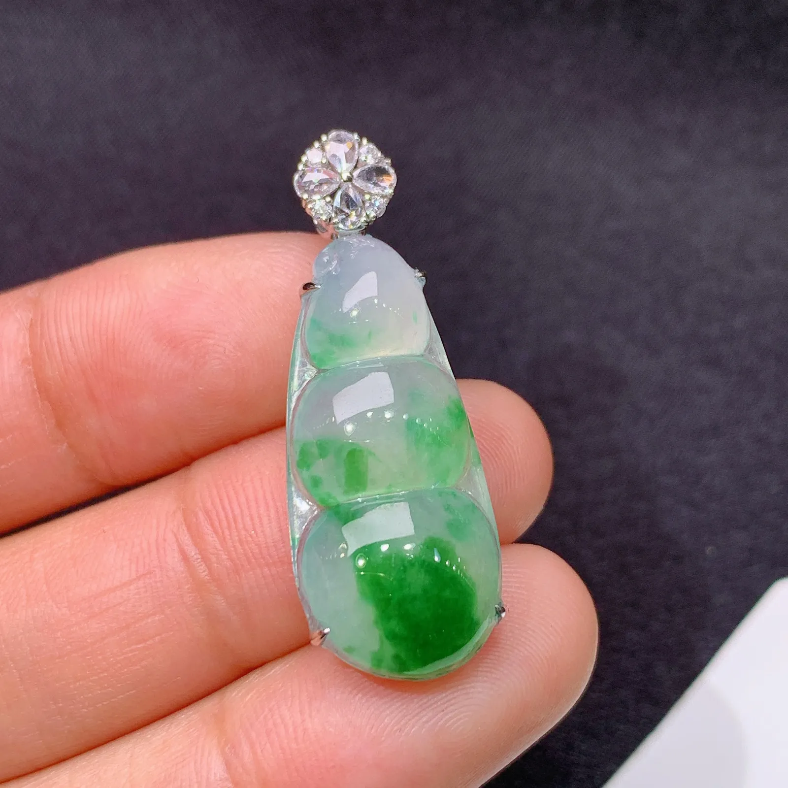 冰飘绿福豆吊坠，18k金镶嵌，冰润饱满，玉质细腻，种水足 尺寸33.7*12*6.6