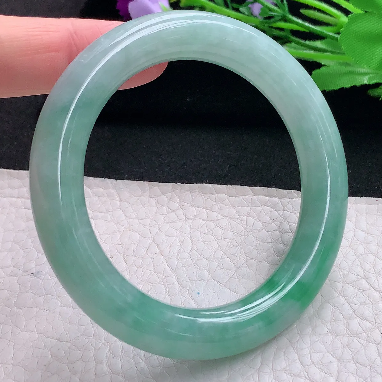 z自然光55**10.8美人镯 缅甸翡翠A货水灵飘绿圆条玉手镯玉手环