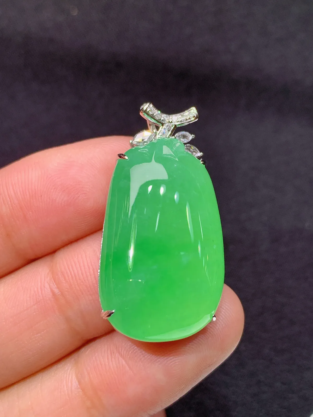 翠绿福瓜吊坠，18k金镶嵌，色泽鲜阳，冰润细腻，种水足，Xj 尺寸31.4*16.5*9.1
