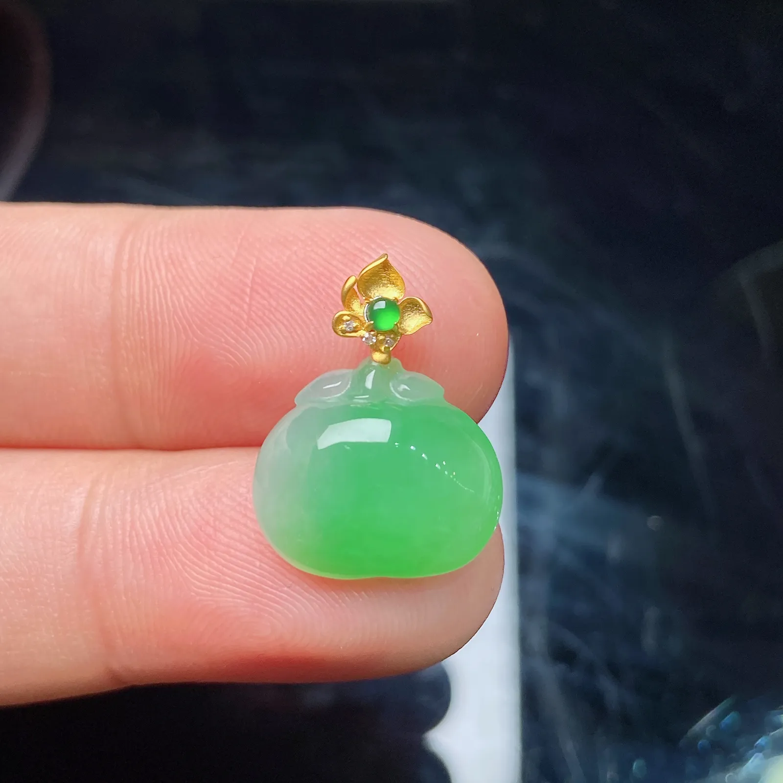 飘绿苹果吊坠，18k金扣头，冰润细腻，色阳，种水足 001 尺寸18.1*13.8*5.8