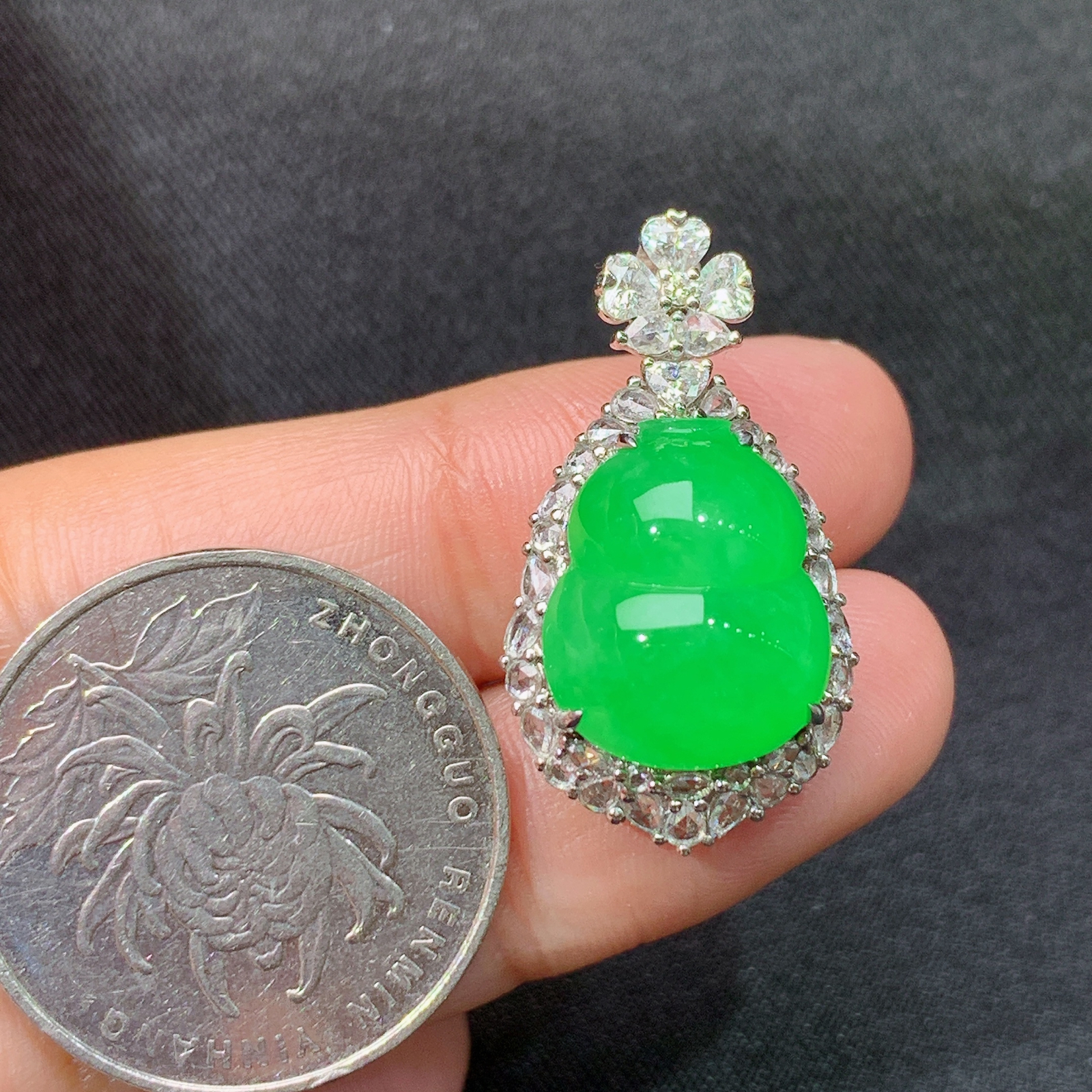 阳绿葫芦吊坠，18k金镶嵌，色泽鲜阳，冰润细腻，种水足，尺寸28.3*15.6*12.1