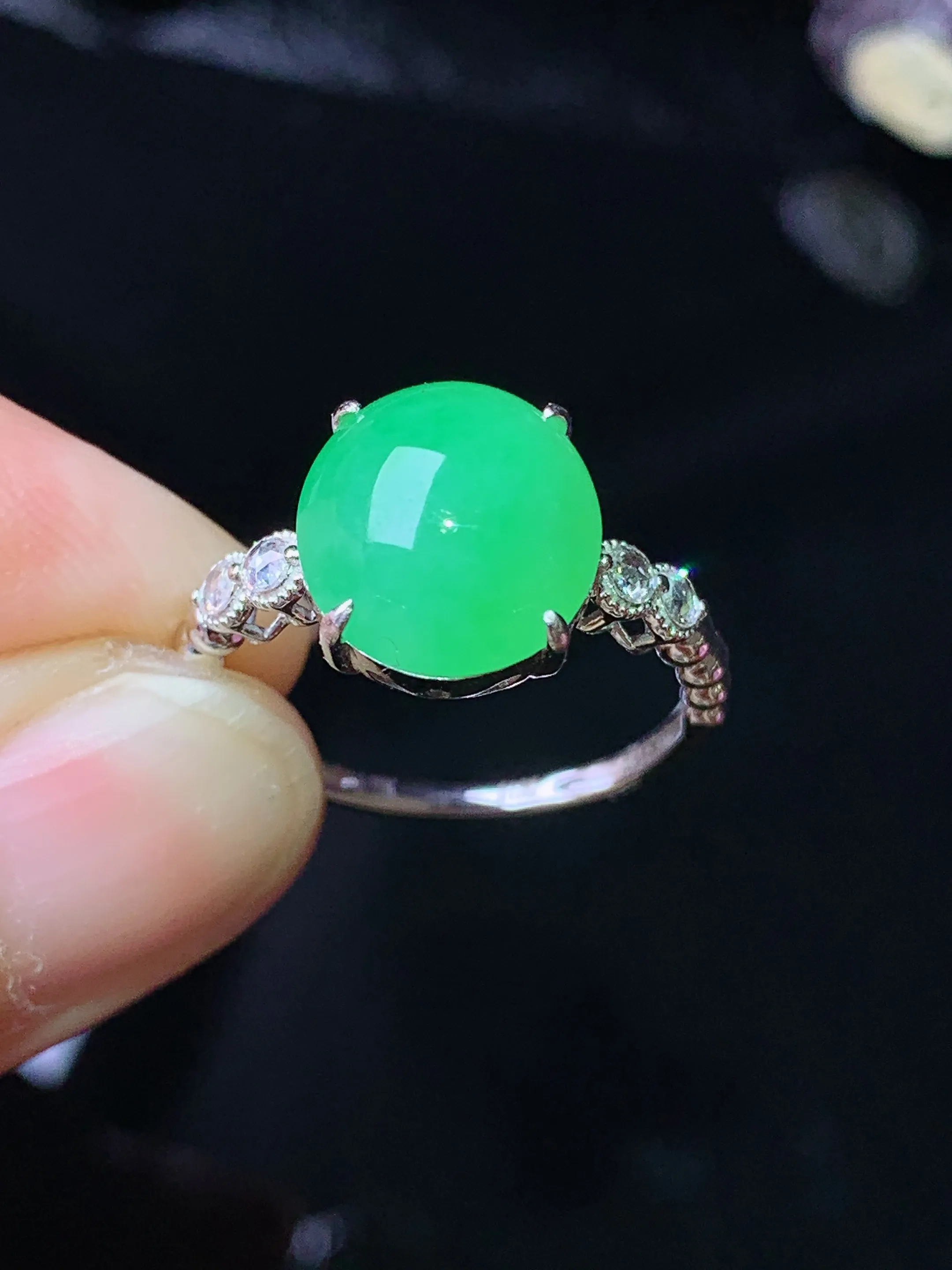 18k金钻镶嵌翠绿蛋面戒指 玉质细腻 色泽清新艳丽 圈口13 裸石尺寸10.6*9.7*4.8