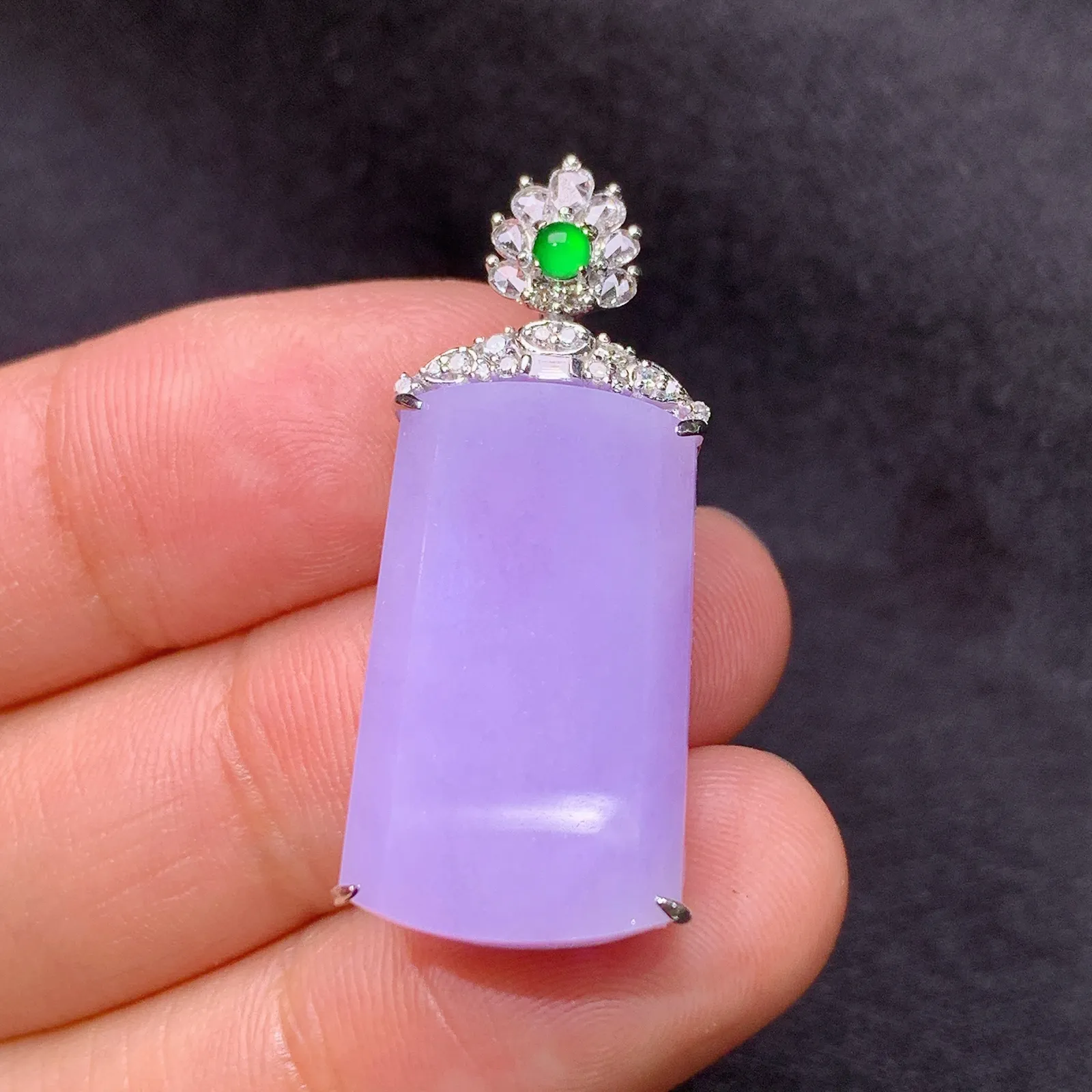 紫罗兰无事牌吊坠，18k金镶嵌，温润细腻，颜色浓郁 尺寸32.3*14.2*7.3