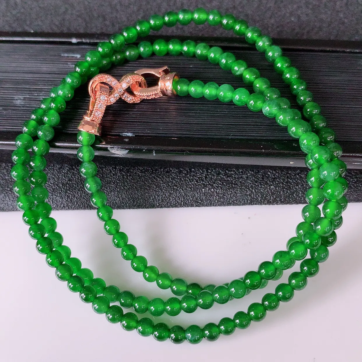 自然光实拍，冰种满绿翡翠珠链，颜色丰富，料子细腻，高档大气，自戴送礼佳品！#001.1取一尺寸3.9