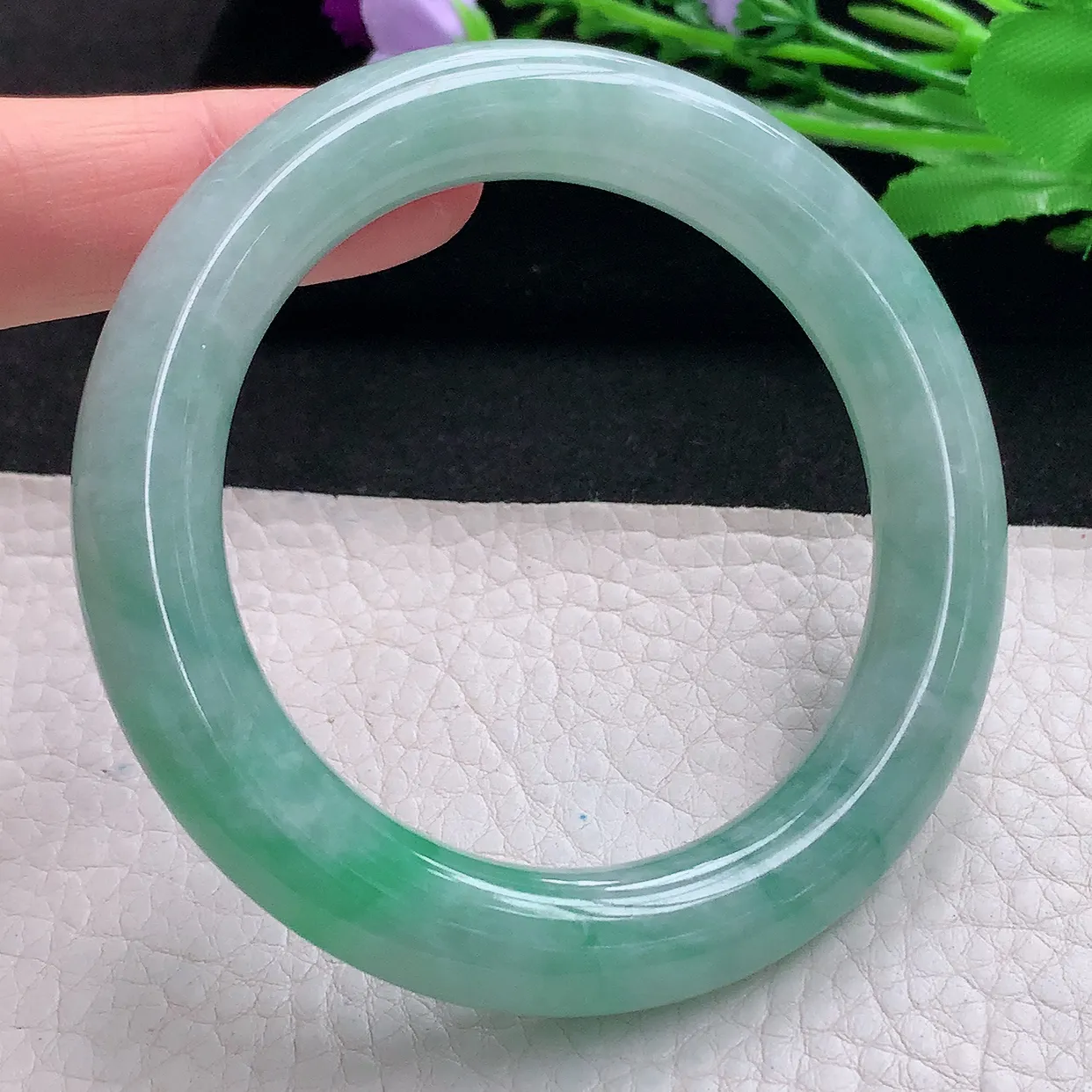 z自然光55**10.8美人镯 缅甸翡翠A货水灵飘绿圆条玉手镯玉手环