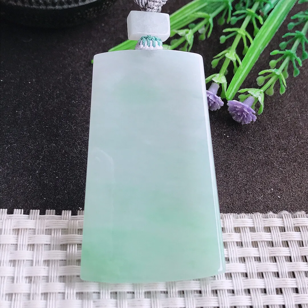 天然A货翡翠56.8/35.3/5老坑精美冰润浅绿色无事牌吊坠翡翠挂件