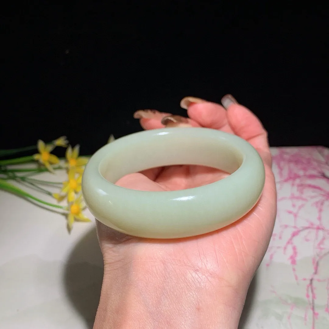 和田玉56.9圈口黄口料宽版手镯，玉质细腻油润 底色纯净 无裂无杂 脂粉好，品质好！