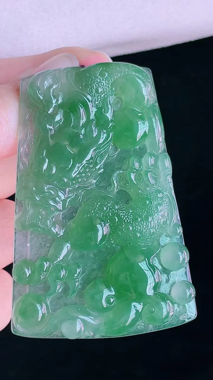 【翡翠名称】老坑种冰晴绿大龙牌翡翠挂件
【翡翠尺寸】60.8/40.6/5.5mm
【翡翠描述】宝贝
