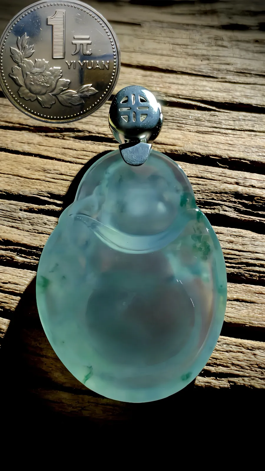 【如意逍遥佛】，欢喜弥勒佛。
裸石39.2-29.6-8.5mm，
18K金，南非钻，17.35g，