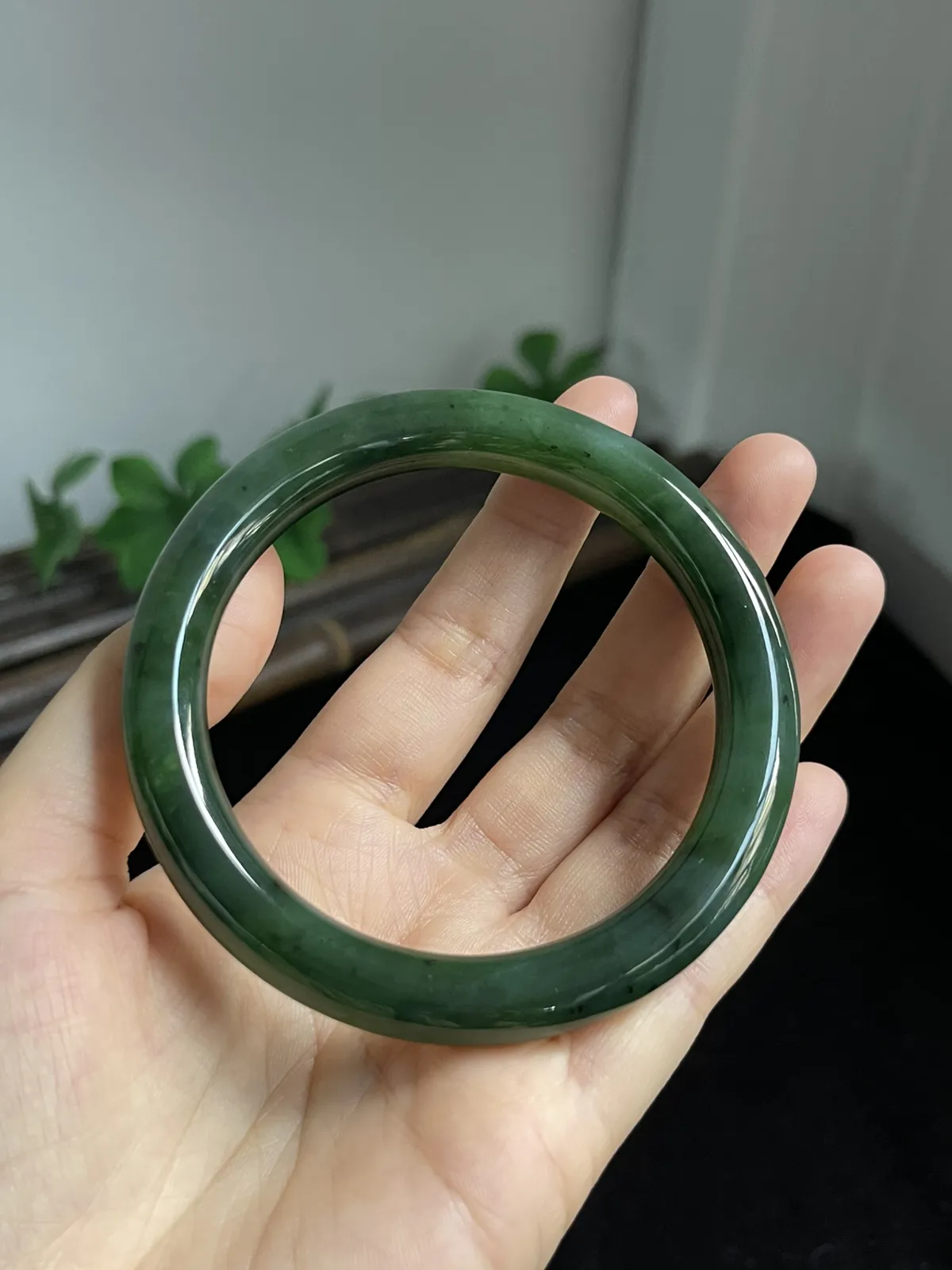 圆镯59.7圈口，和田玉（碧玉）手镯