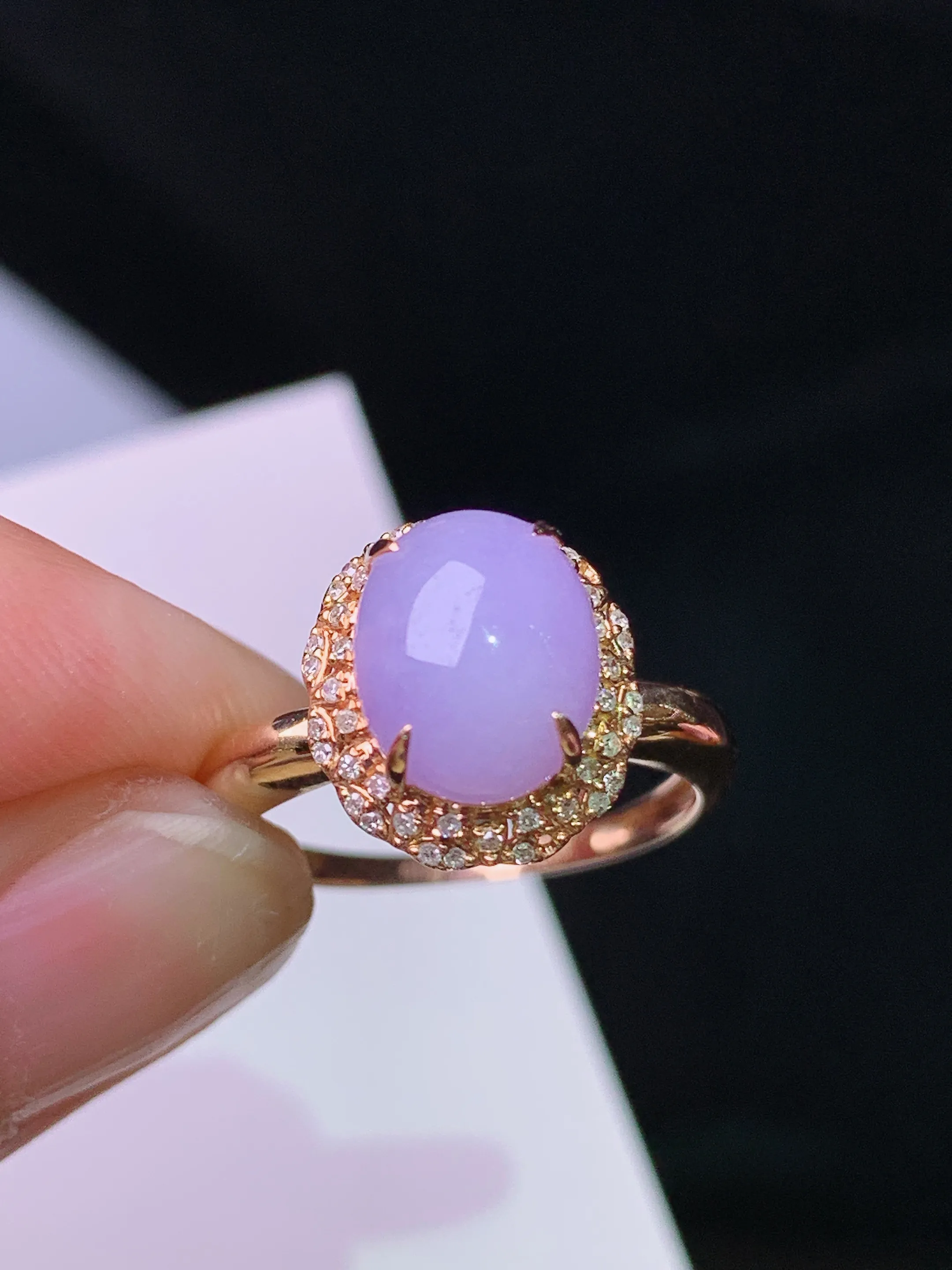 18k金钻镶嵌紫罗兰蛋面戒指 玉质细腻 色泽清新艳丽 圈口13 整体尺寸12*10.5*9.8