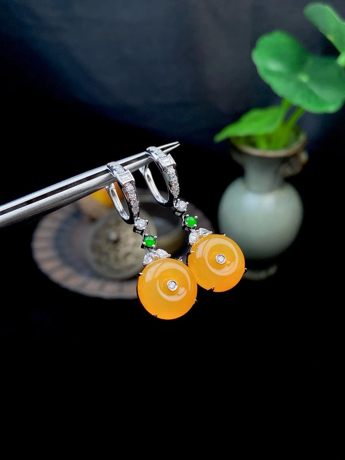 【冰种黄翡平安扣耳坠】质地细腻，种水上乘，纯净通透，收藏品质，18k金钻豪华镶嵌，裸石尺寸10.6*