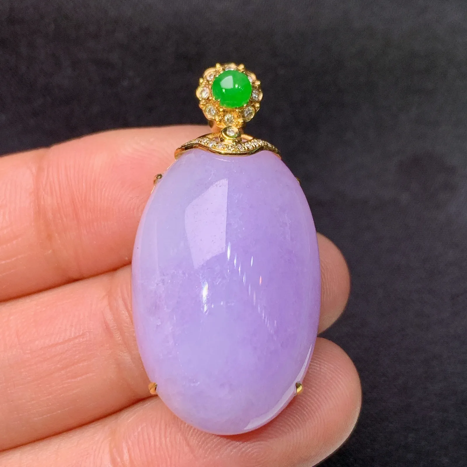 紫罗兰蛋面吊坠，18k金镶嵌，温润细腻，颜色鲜艳 尺寸35.2*17.8*10.3