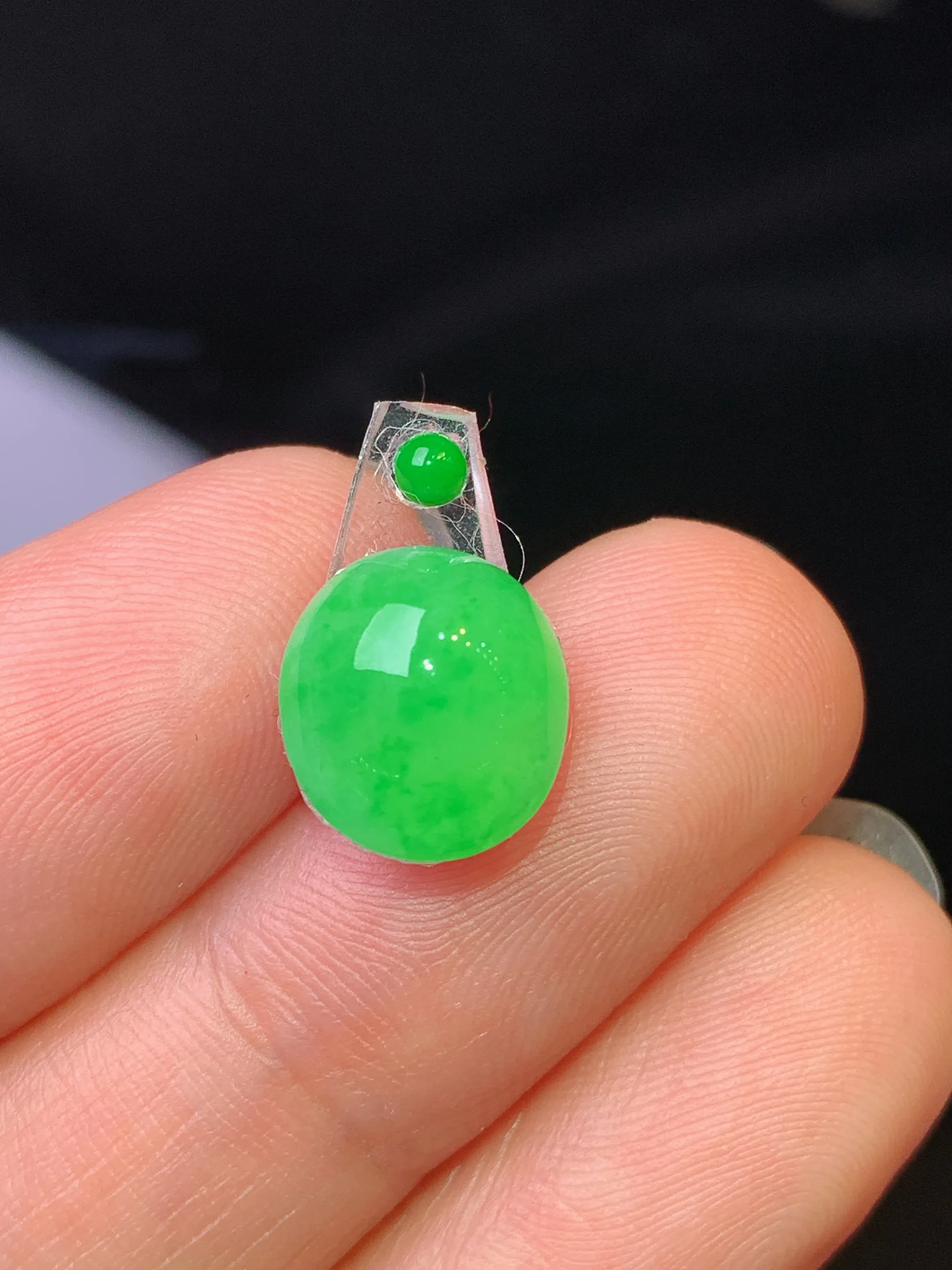 镶嵌 款满绿蛋面吊坠 玉质细腻 色泽清新艳丽 整体尺寸10.5*9.3*4.5