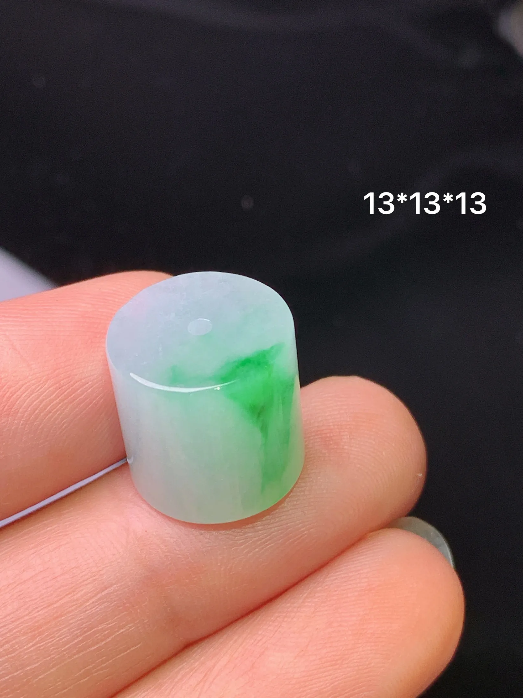 飘绿路路通吊坠 玉质细腻 色泽清新艳丽 整体尺寸13