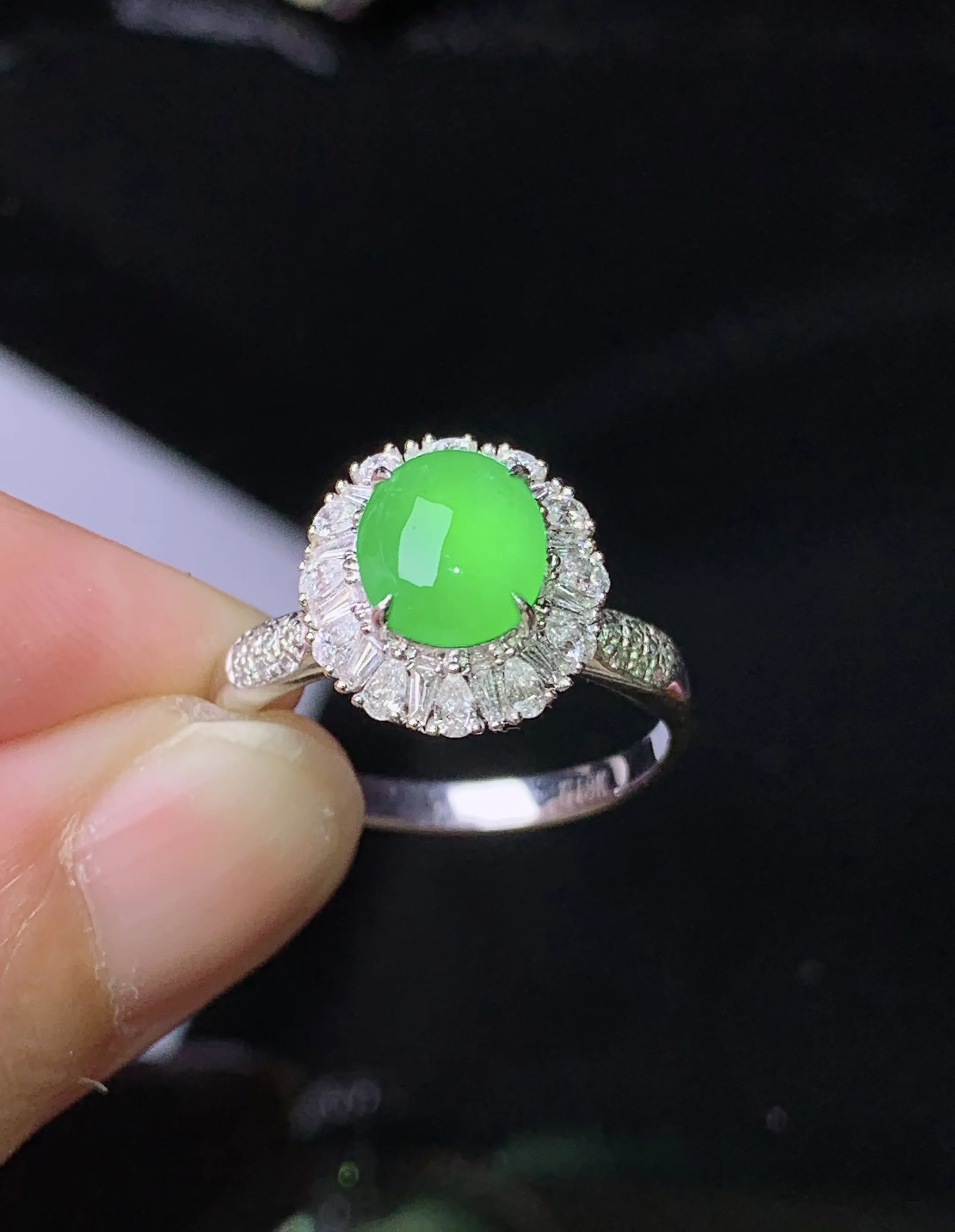 18k金钻镶嵌满绿蛋面戒指 玉质细腻 色泽清新艳丽 圈口14 整体尺寸12*11*9