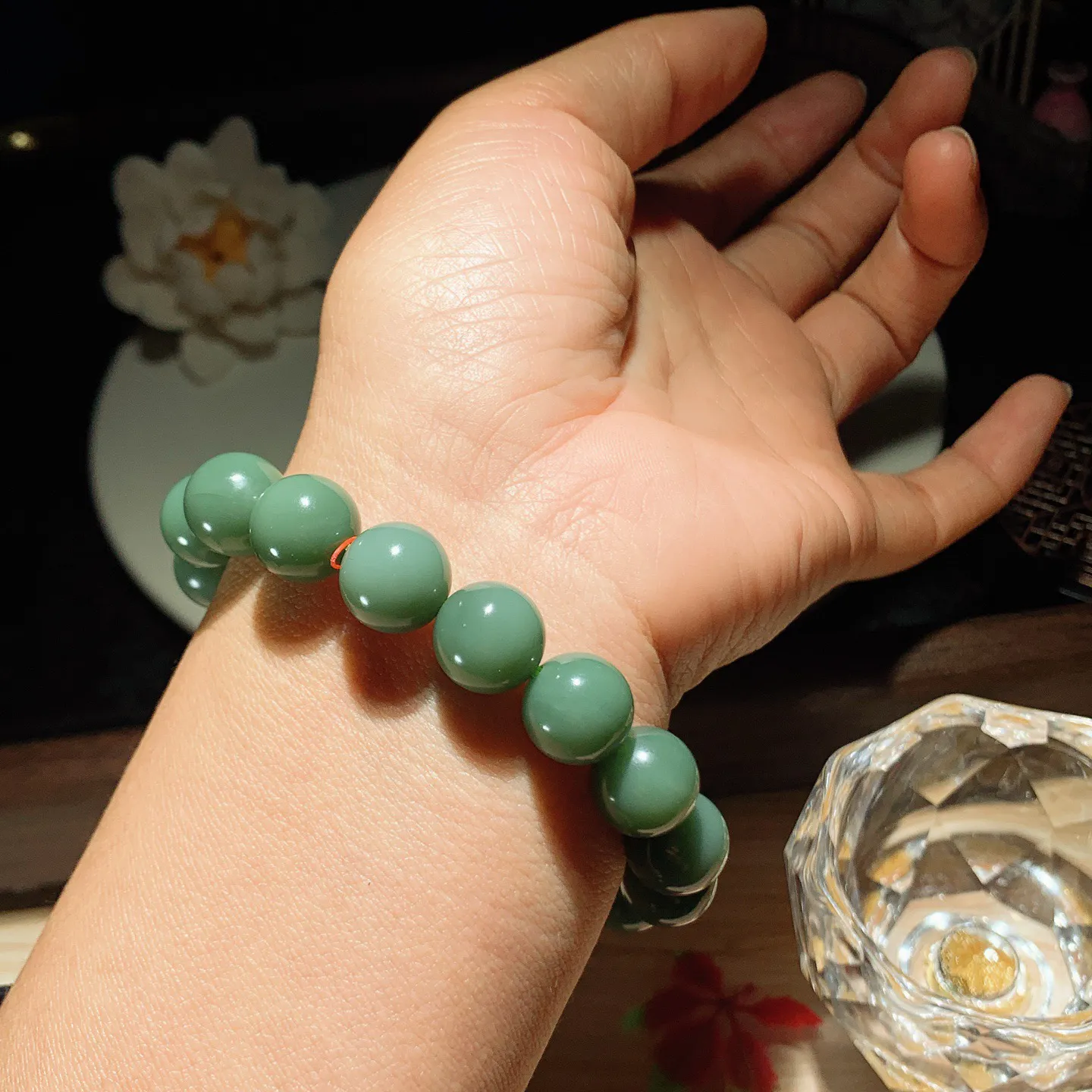 和田玉鸭蛋青俄罗斯碧玉圆珠手串。单颗尺寸12重45.3克，玉质细腻油润 底色纯净 脂粉好，品质好！lt251223