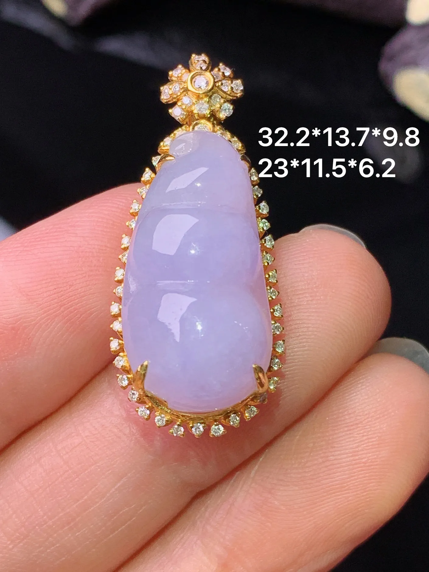 18k金钻镶嵌淡紫罗兰四季豆吊坠 玉质细腻 色泽清新艳丽 整体尺寸32.2*13.7*9.8